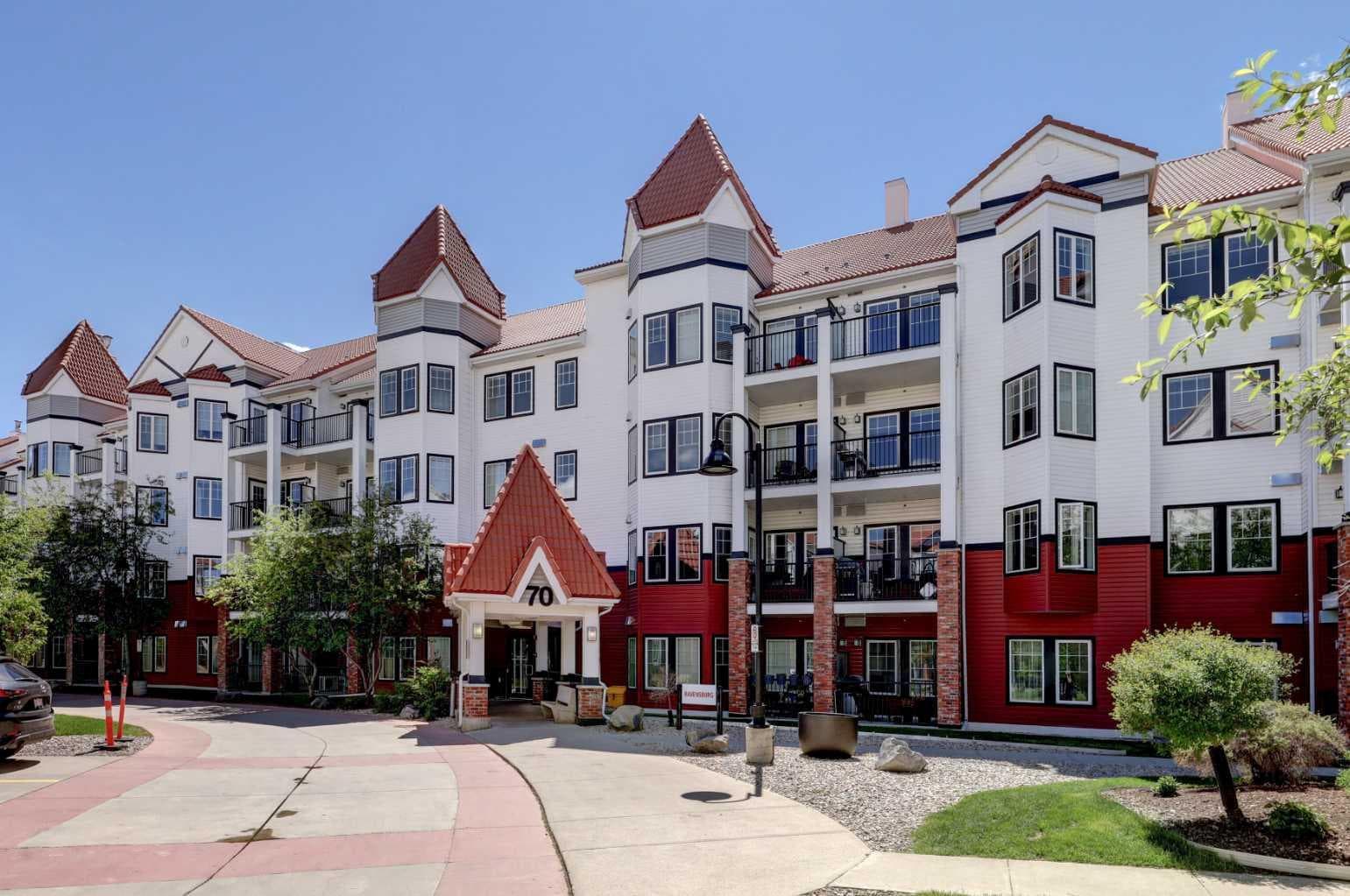 220, 70 Royal Oak Plaza NW — photo 1