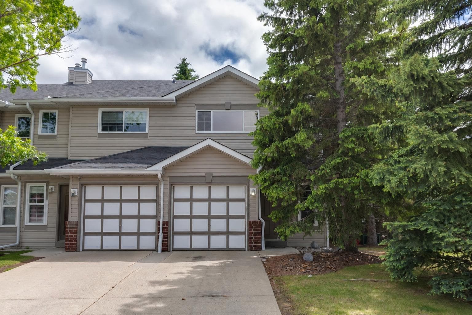 902 Harvest Hills Drive NE — photo 1