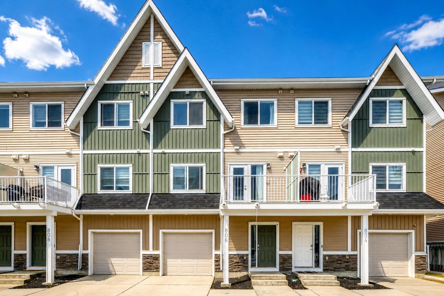 806, 32 Red Embers Parade NE — photo 1