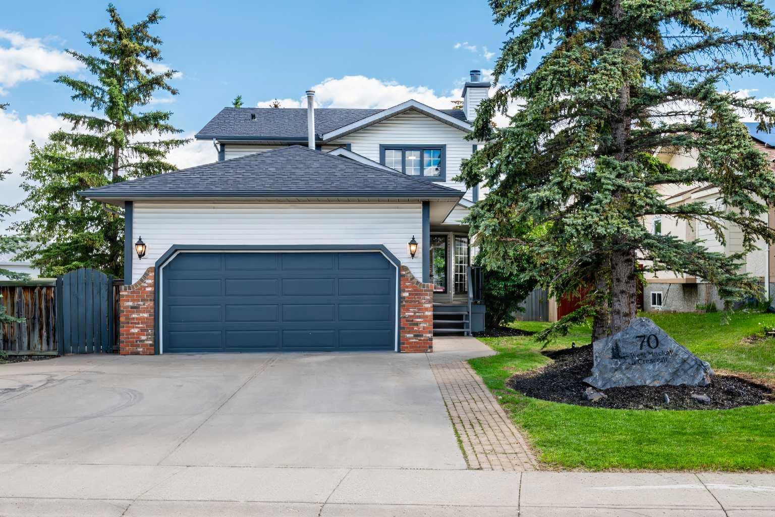 70 West Mackay Crescent — photo 1