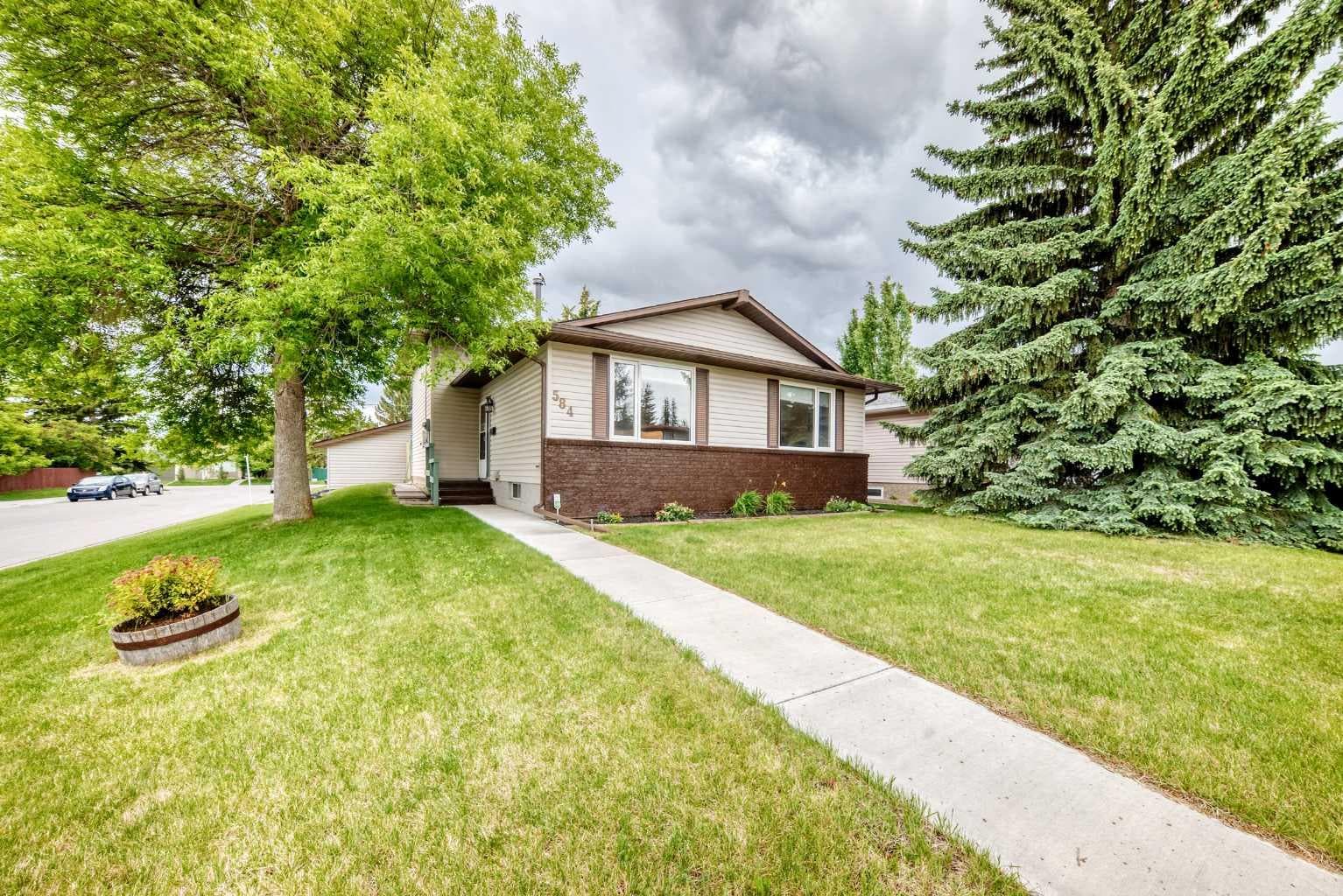 584 Woodhill Place SW — photo 1