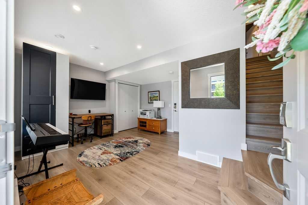 869 Cranston Avenue SE — photo 2