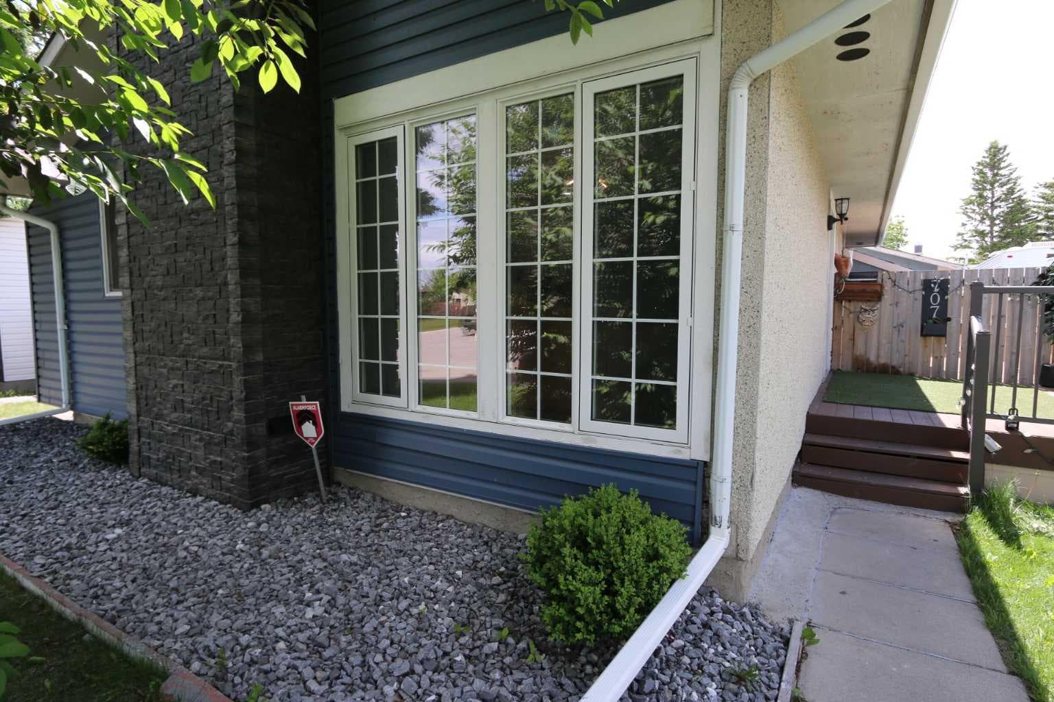 707 Malvern Drive NE — photo 2