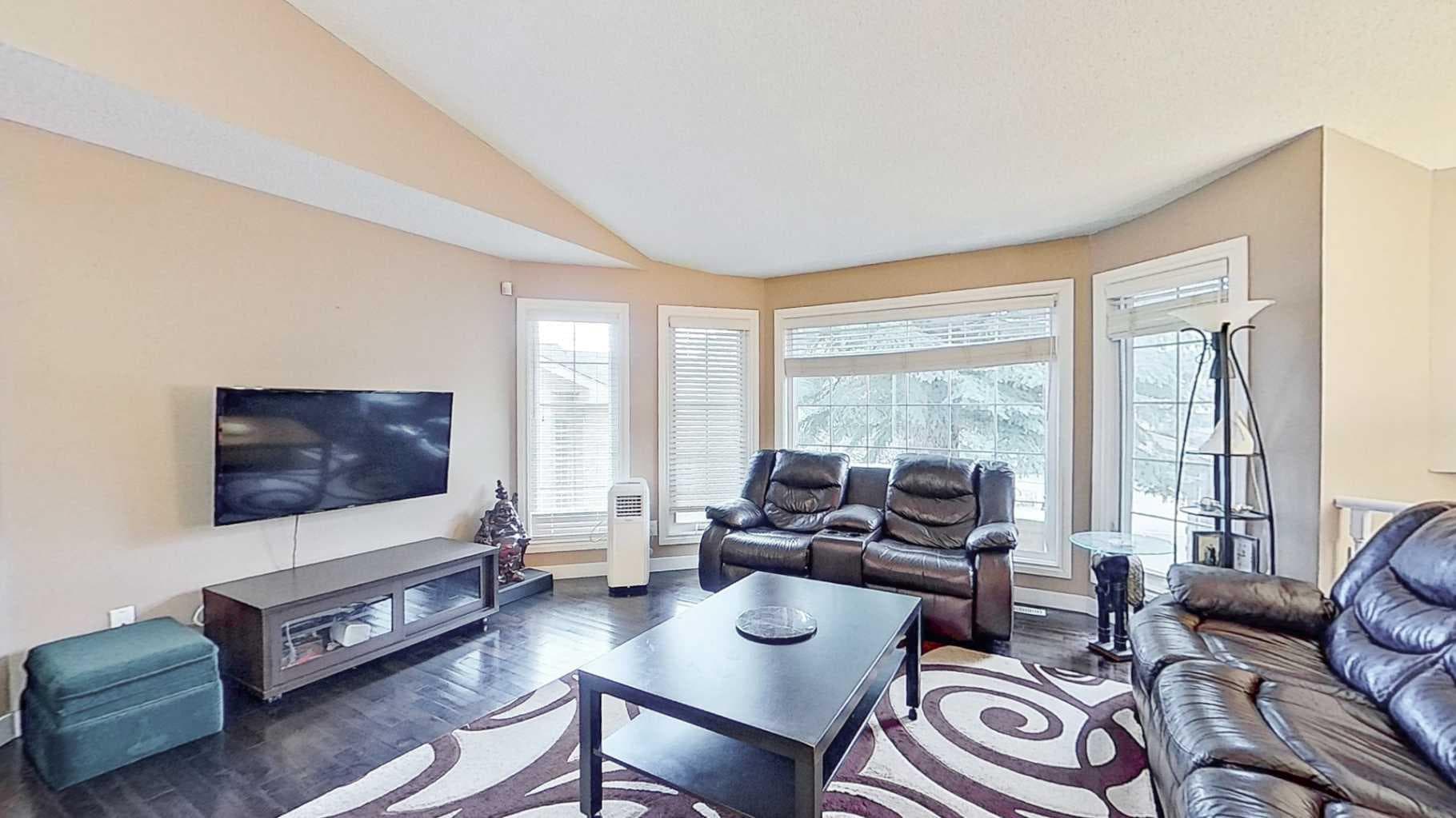 109 Edgebrook Gardens NW — photo 4