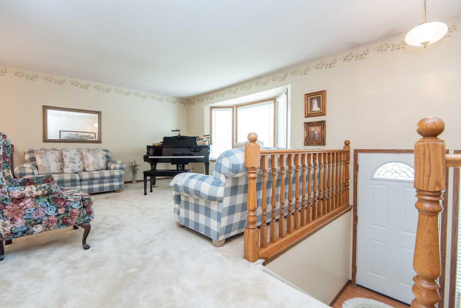 44 Huget Crescent — photo 3