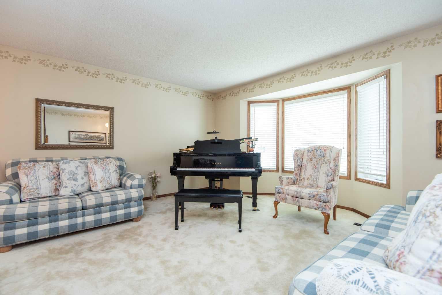 44 Huget Crescent — photo 4
