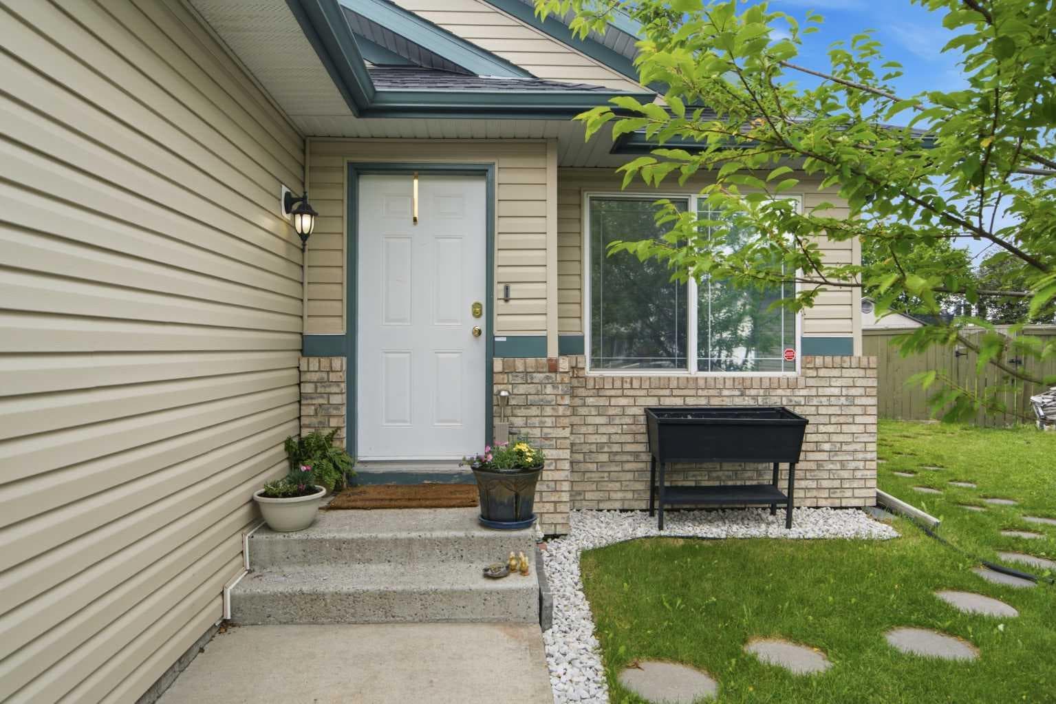 109 Canoe Square SW — photo 2
