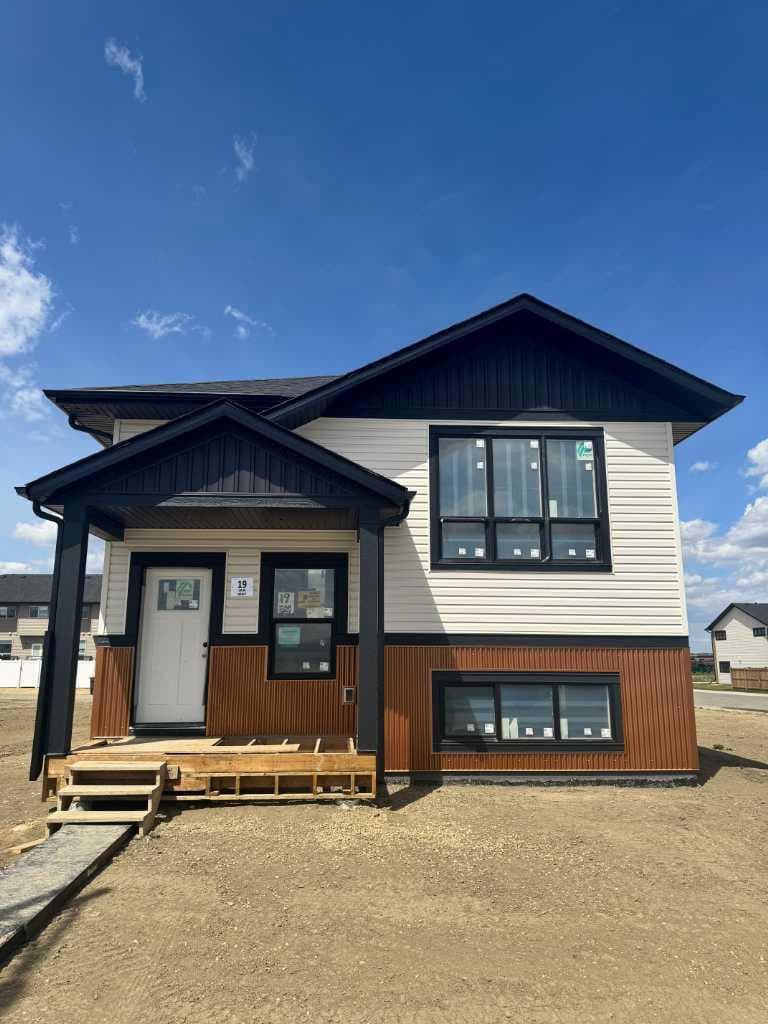 19 Ian Way — photo 1