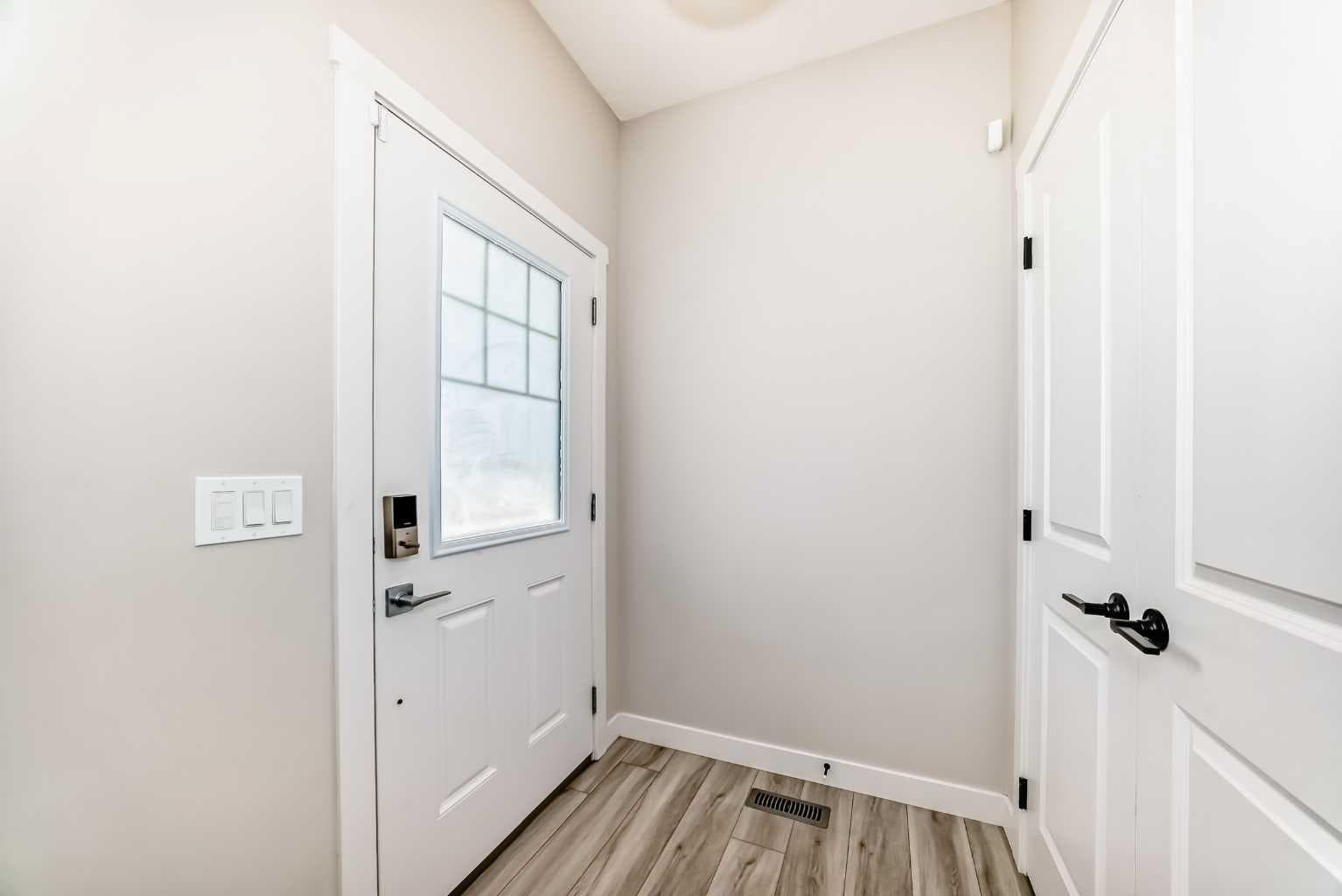1104 Bayview Gardens SW — photo 2
