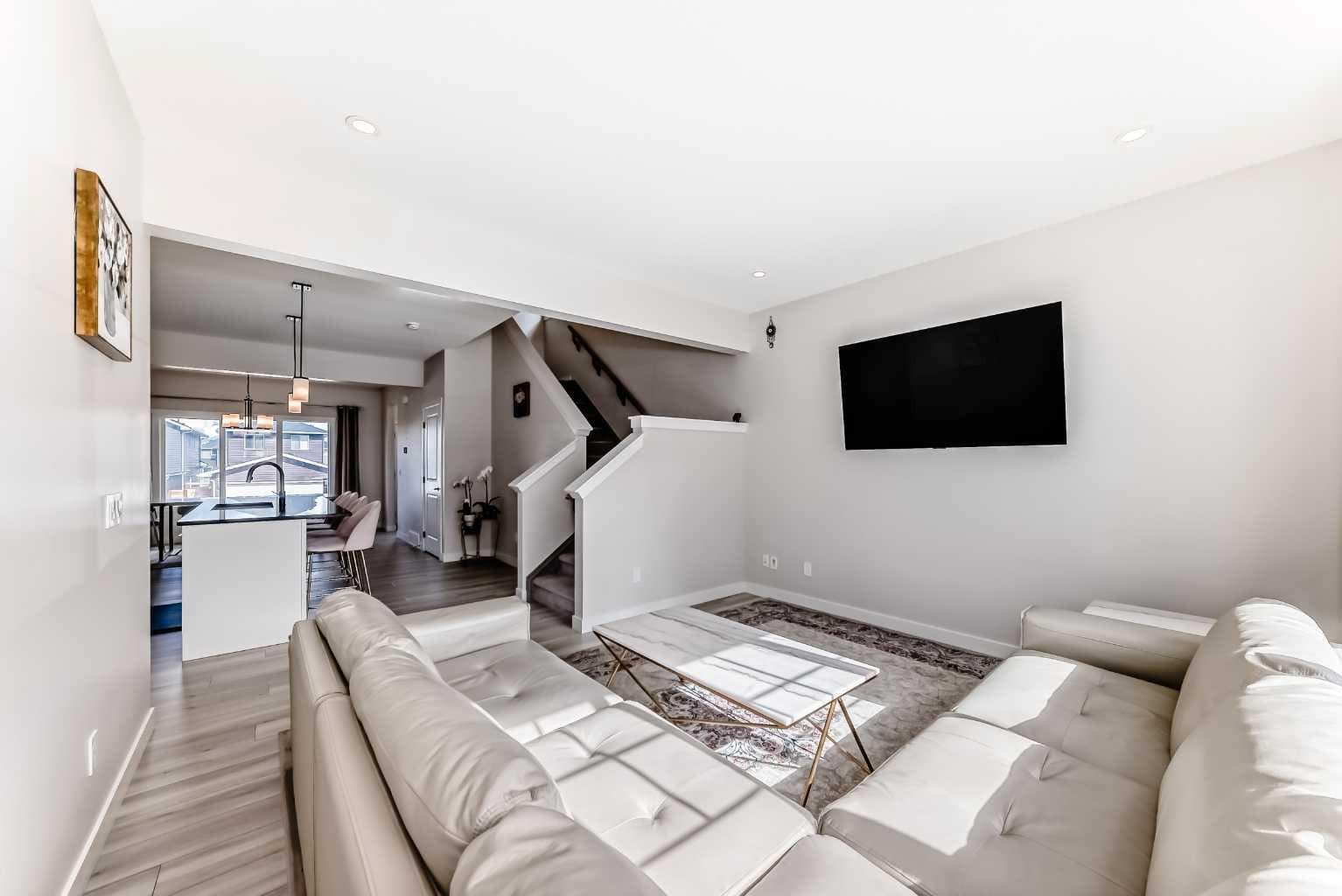 1104 Bayview Gardens SW — photo 3