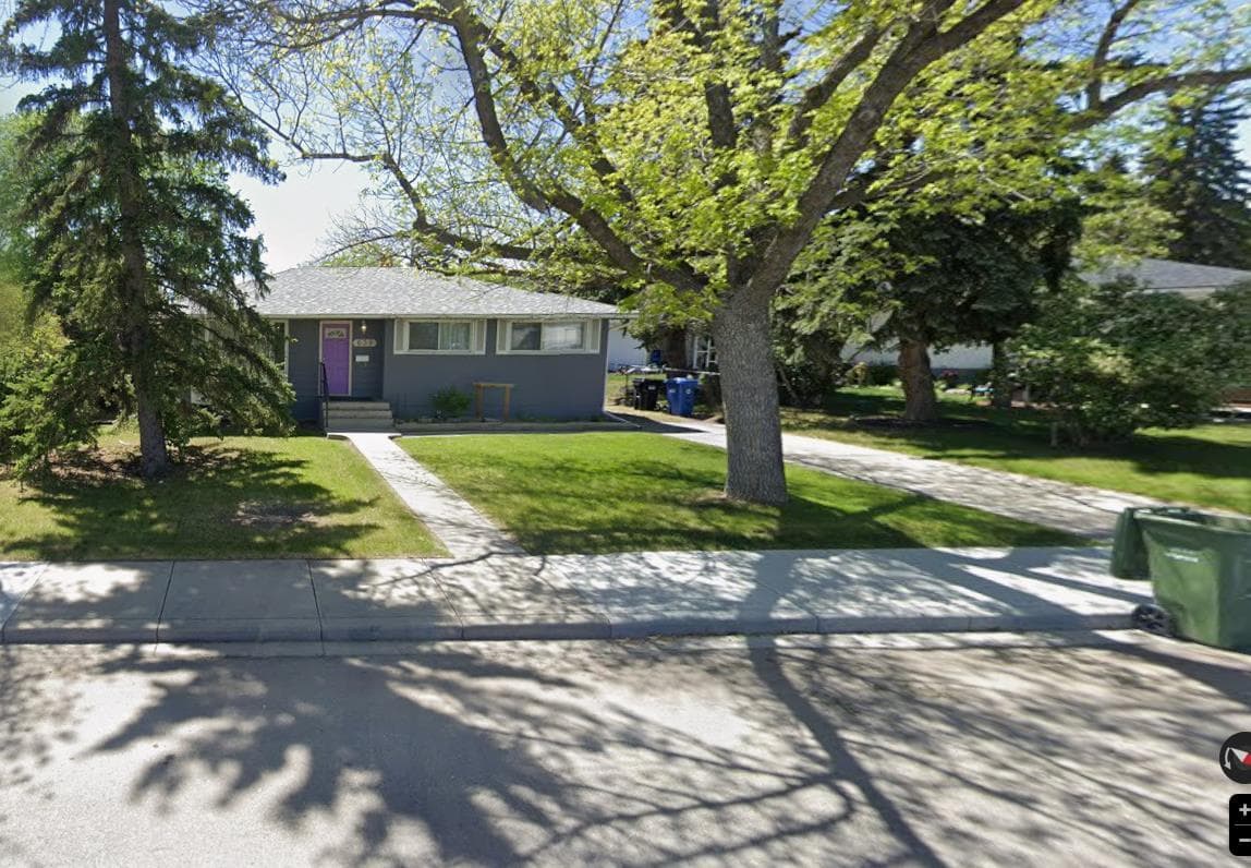 639 Thornhill Drive NW — photo 2