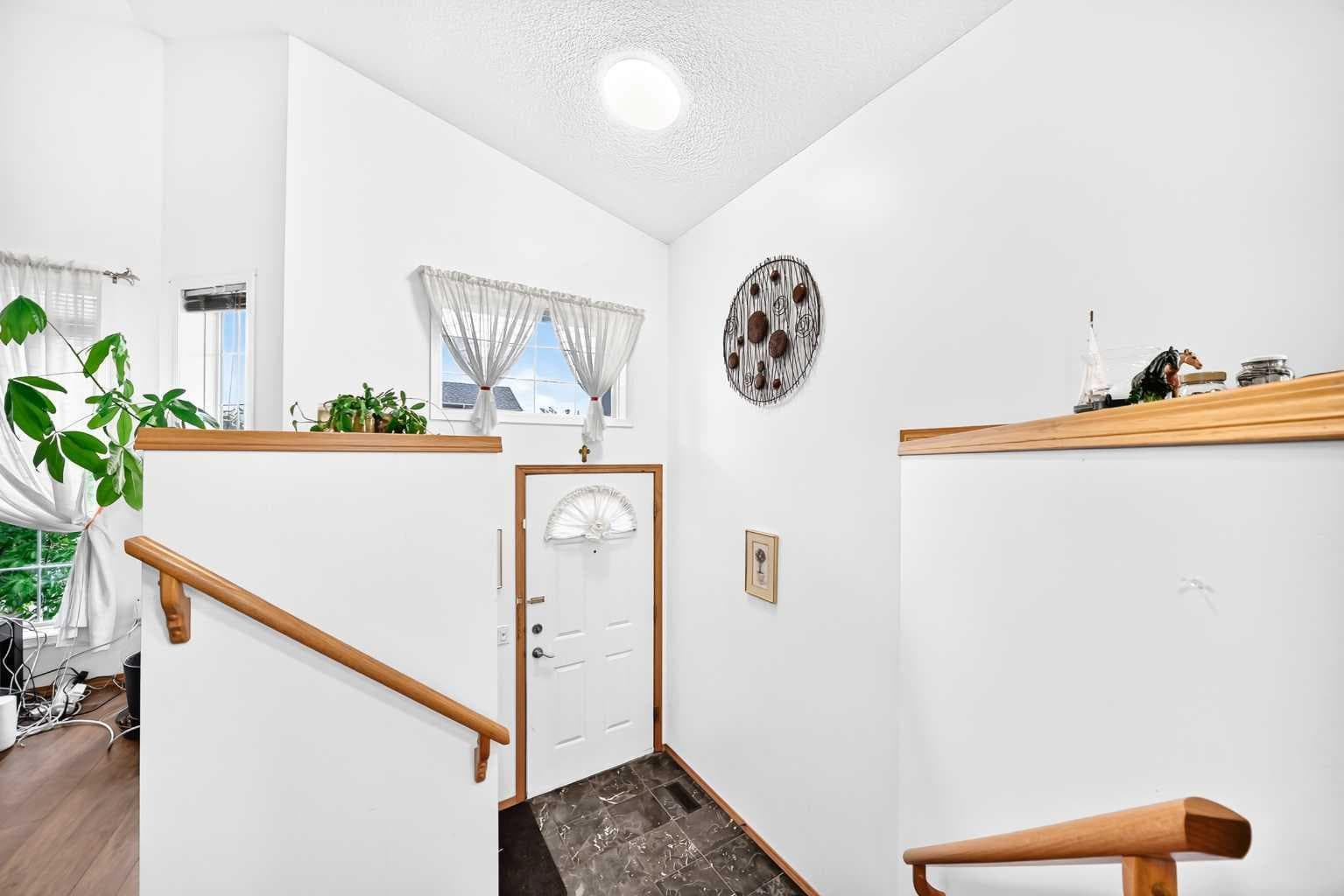 98 Country Hills Heights NW — photo 4