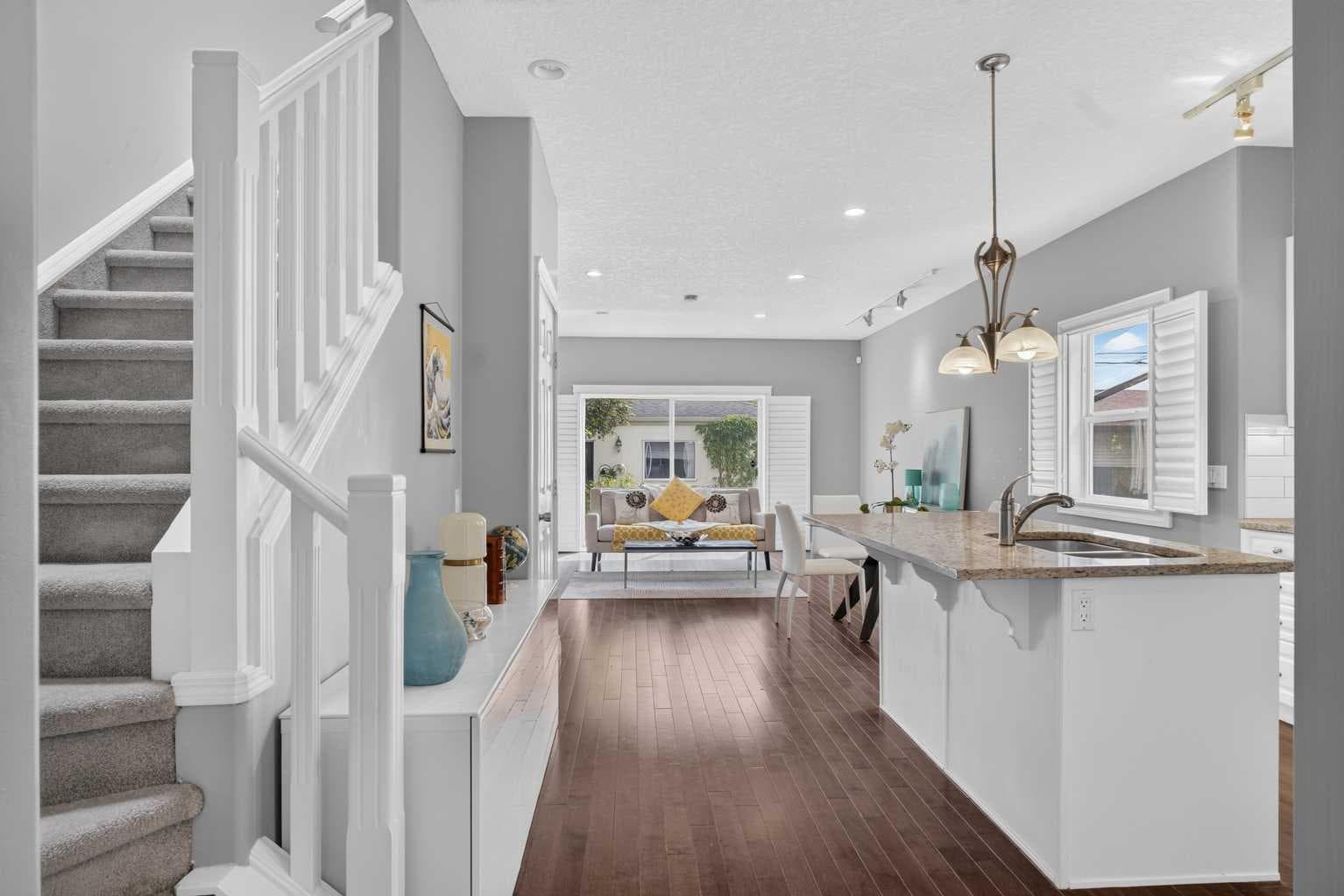 631 51 Avenue SW — photo 2