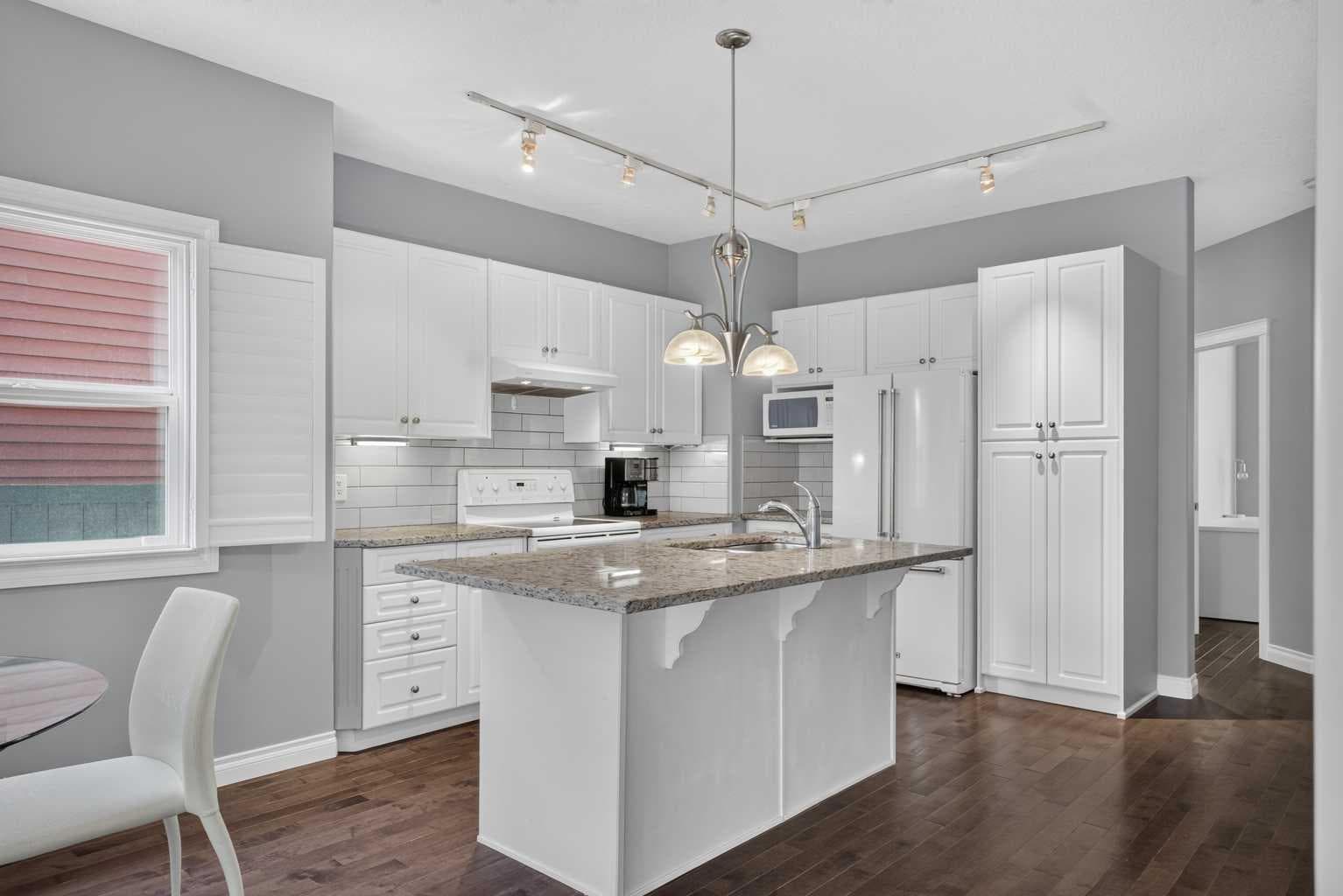 631 51 Avenue SW — photo 3