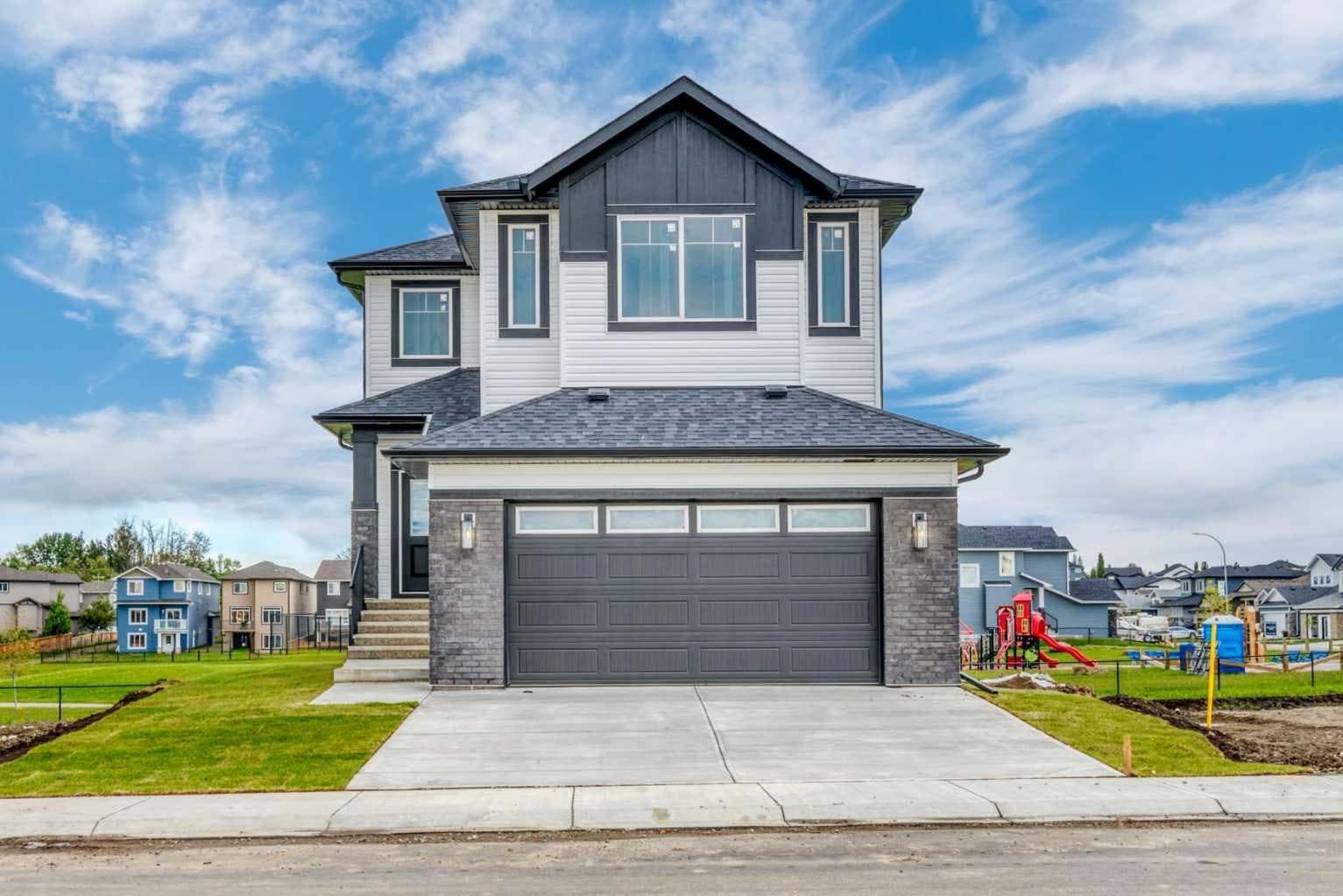 112 Lakewood Crescent — photo 1