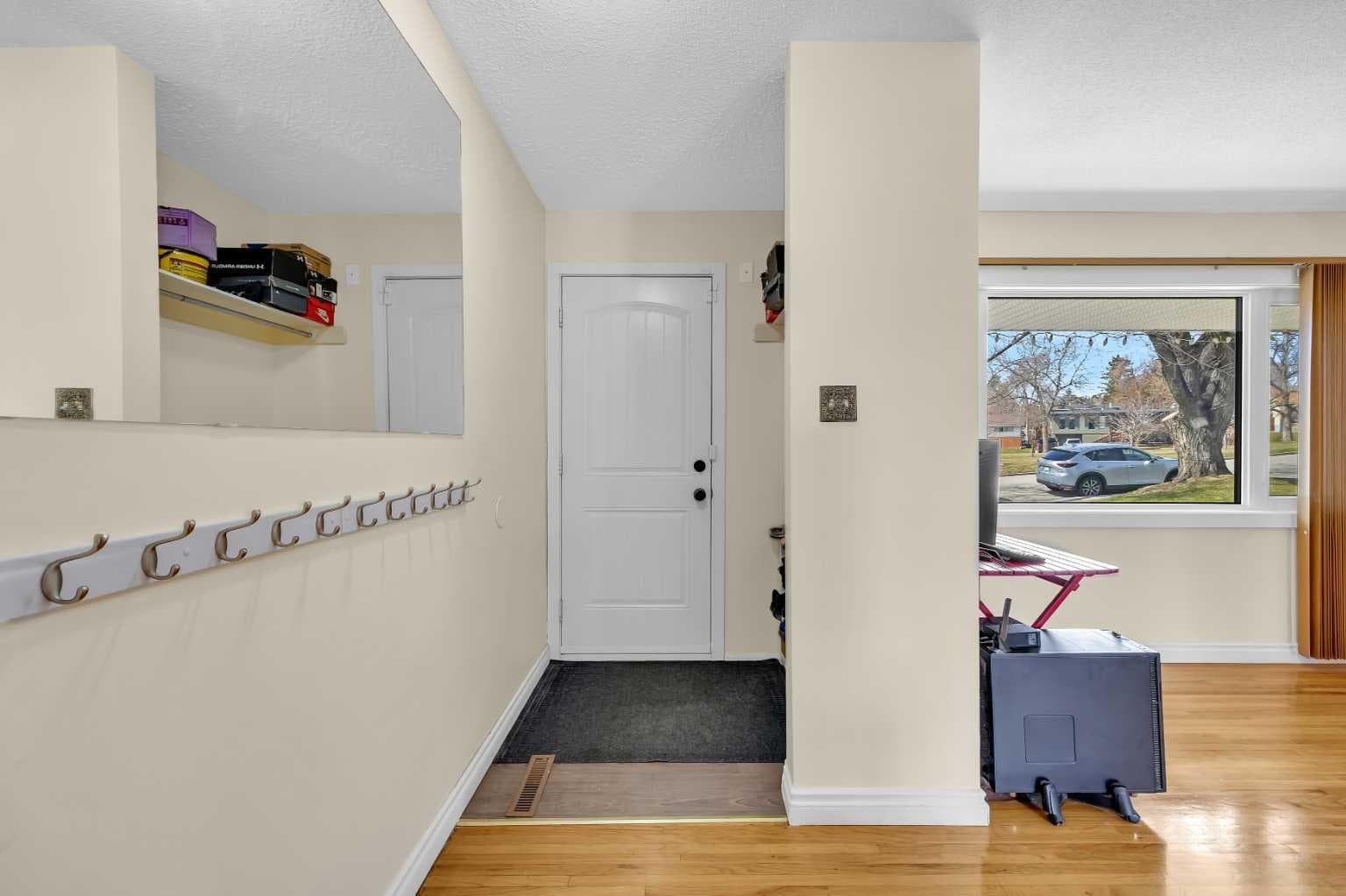 5008 2 Street NW — photo 2