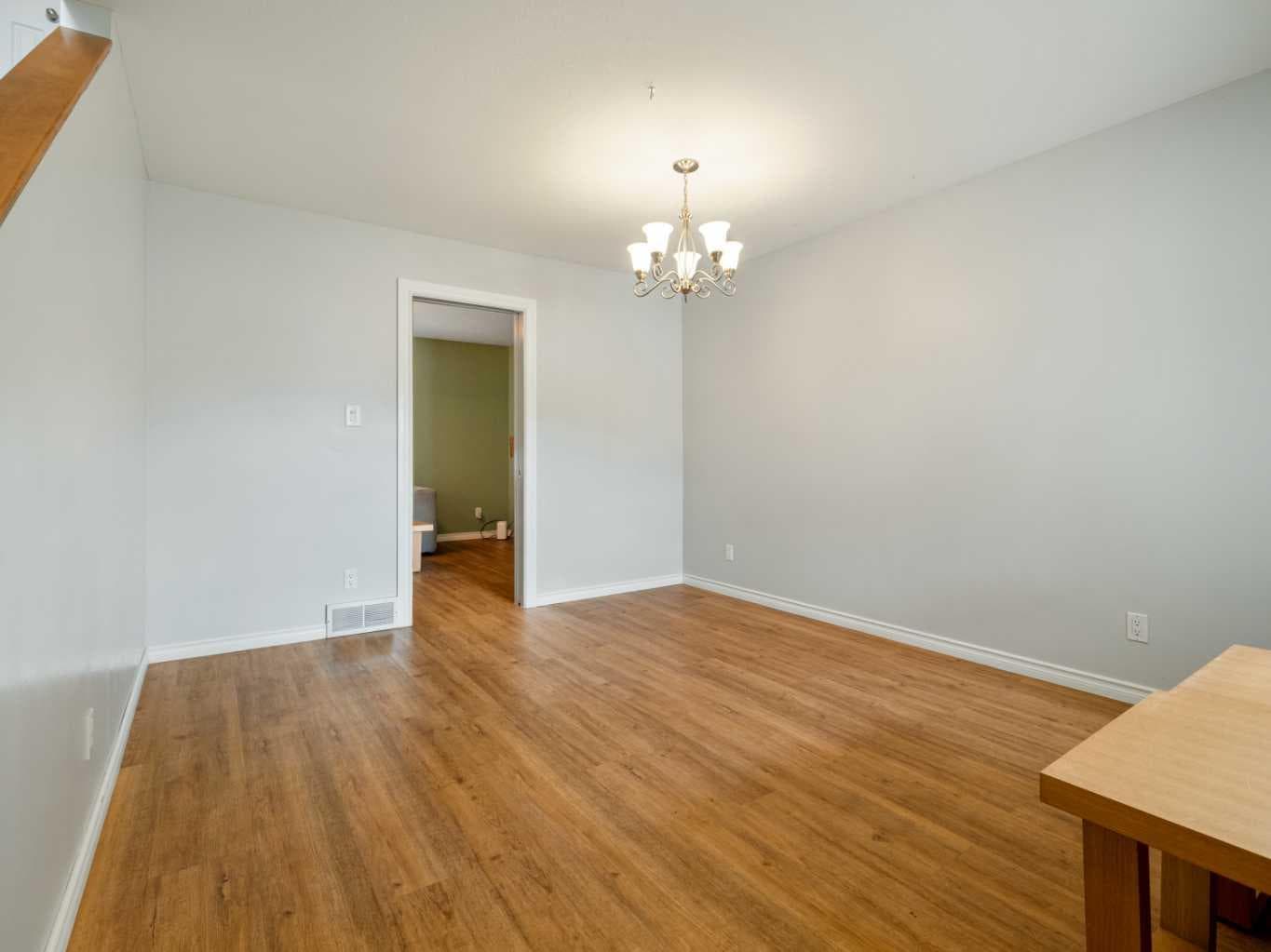 123 Stoney Crescent W — photo 2