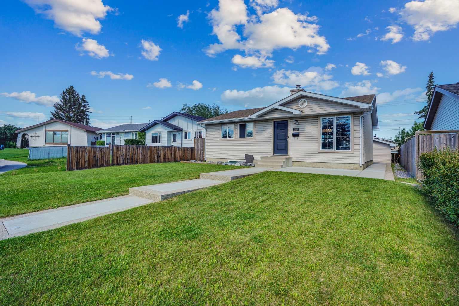 1527 Maitland Drive NE — photo 3