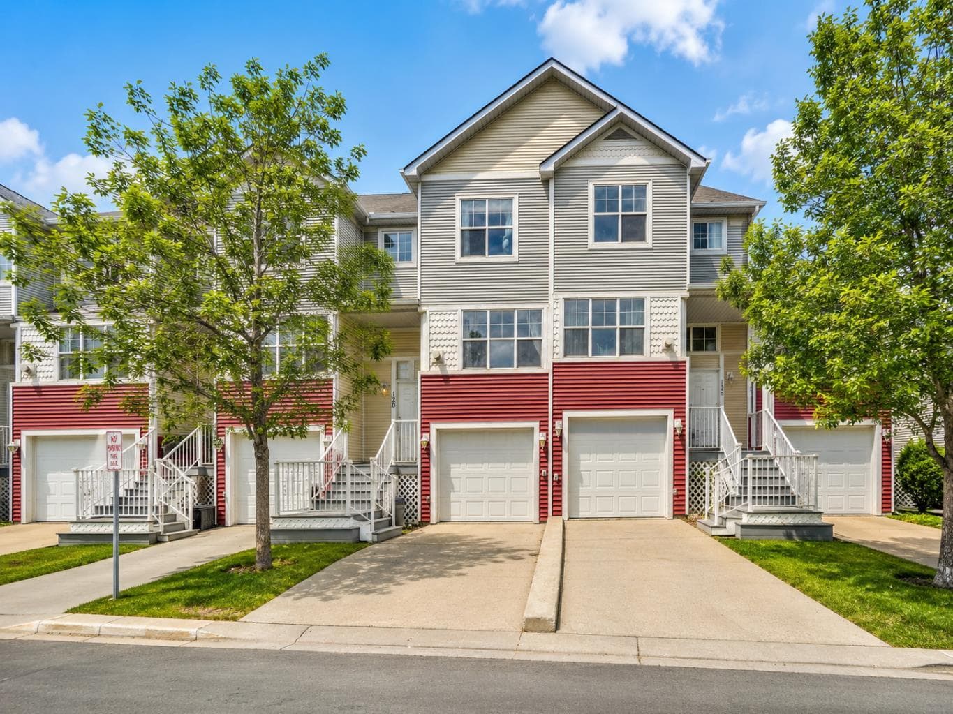 Row/Townhouse in Country Hills Village