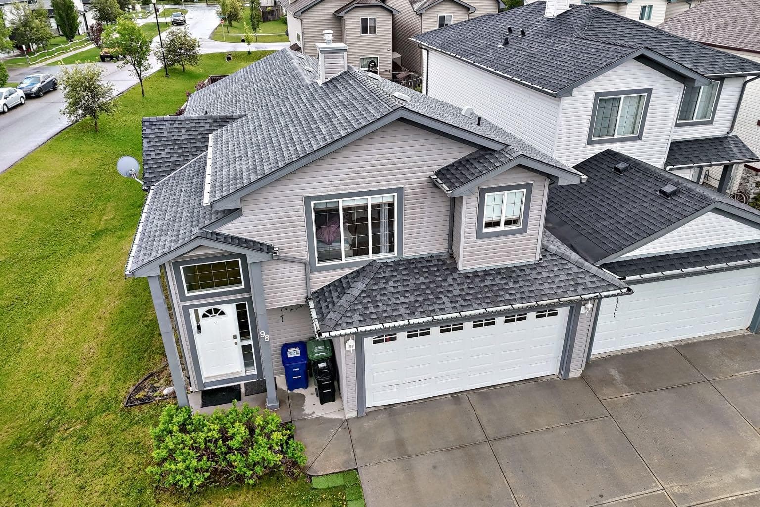 98 Canoe Square SW — photo 1