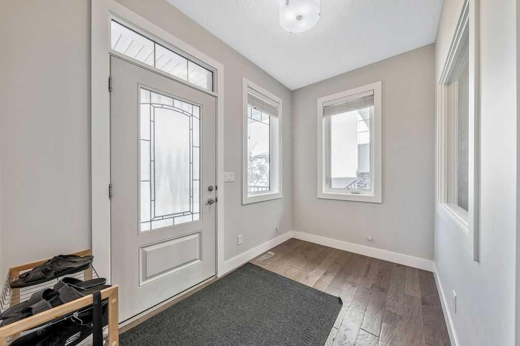 82 Panton View NW — photo 2