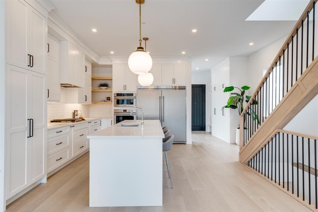 640 37 Street SW — photo 3