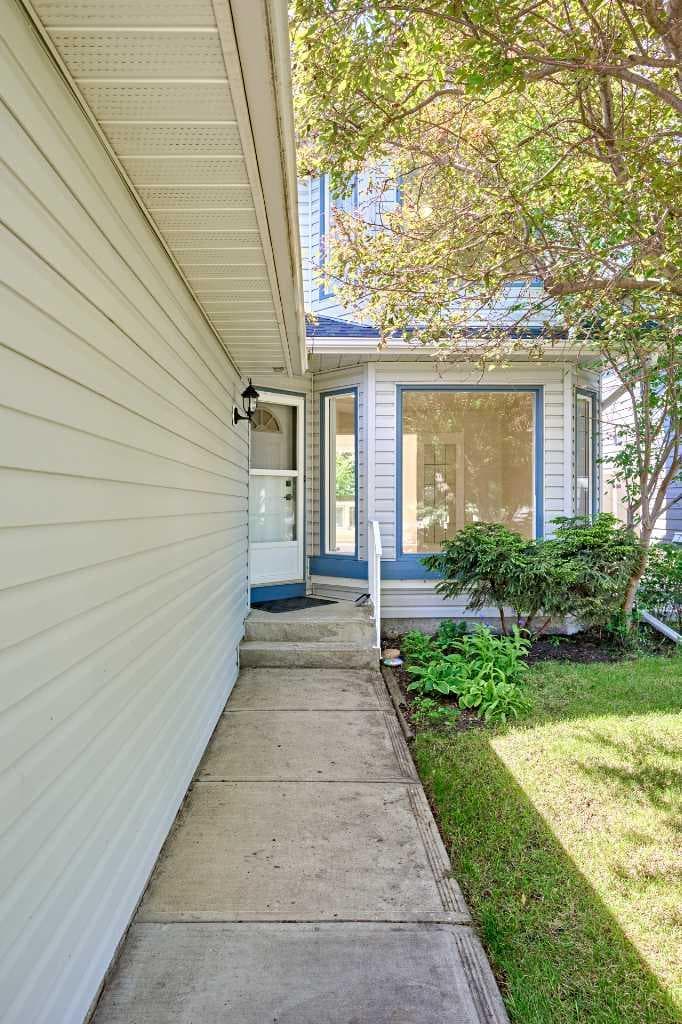 128 Shawbrooke Close SW — photo 3