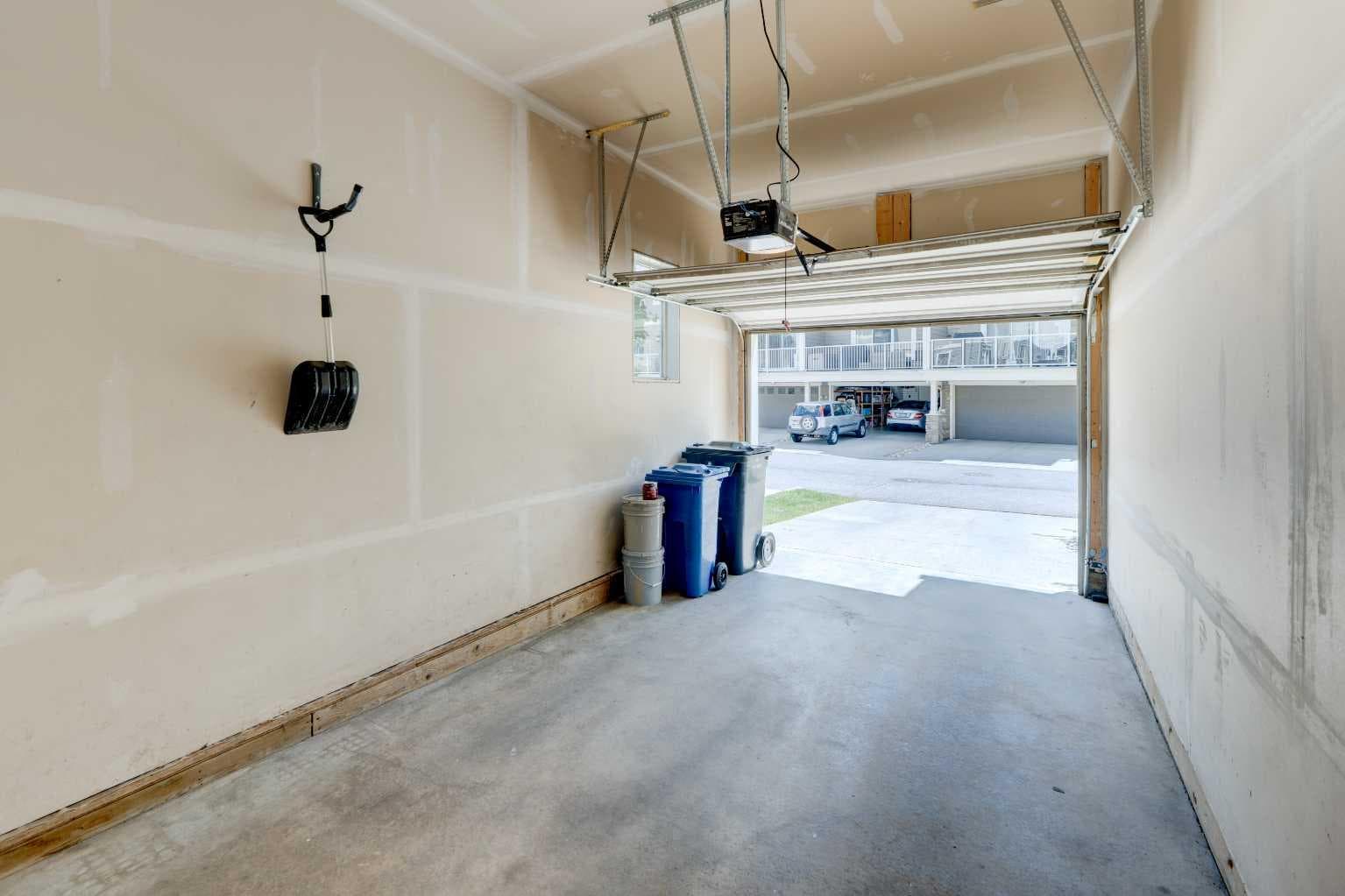 558 Evanston Manor NW — photo 4