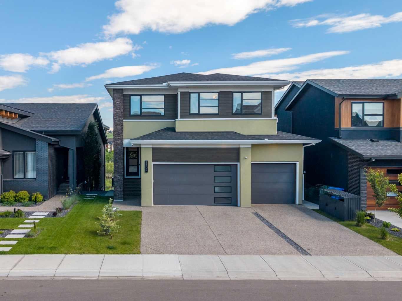 1104 Cranbrook Gardens SE — photo 1