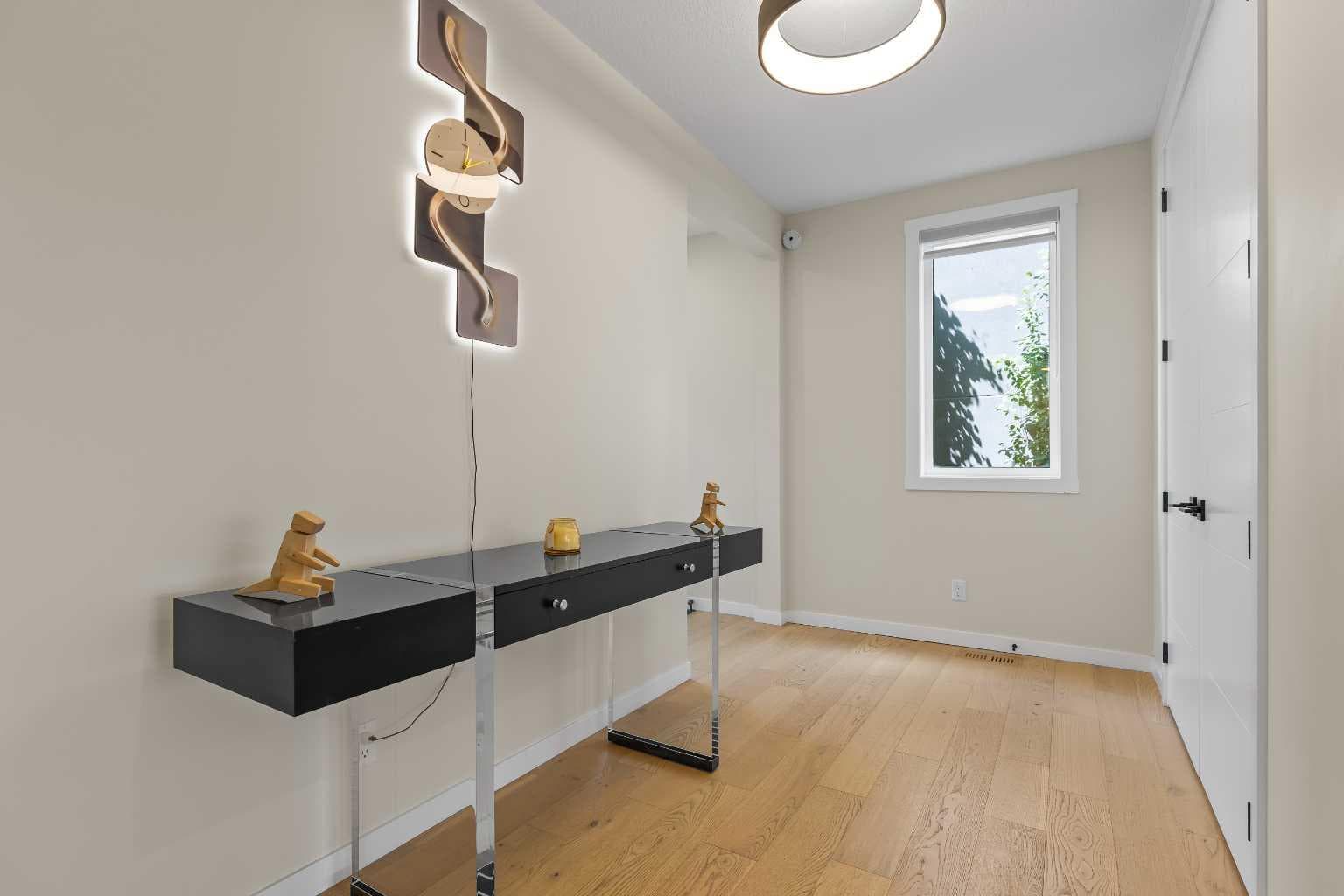1104 Cranbrook Gardens SE — photo 2