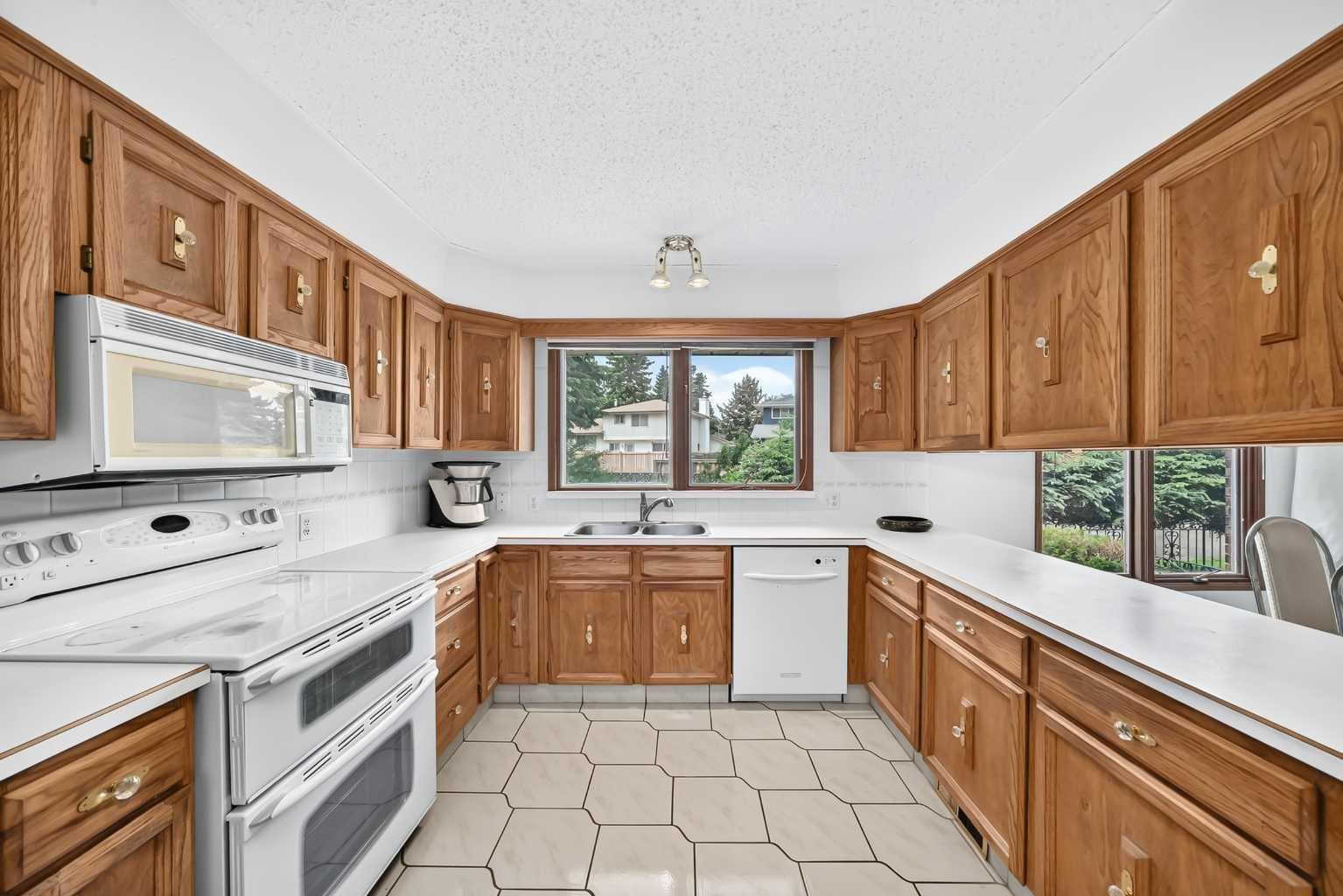 3407 50 Street NW — photo 5