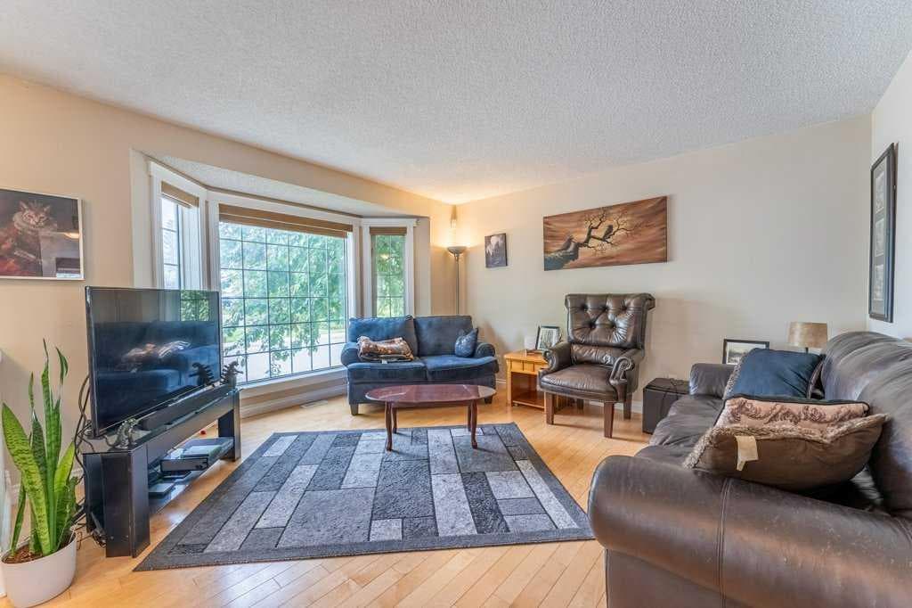 250 Mt Lorette Close SE — photo 3