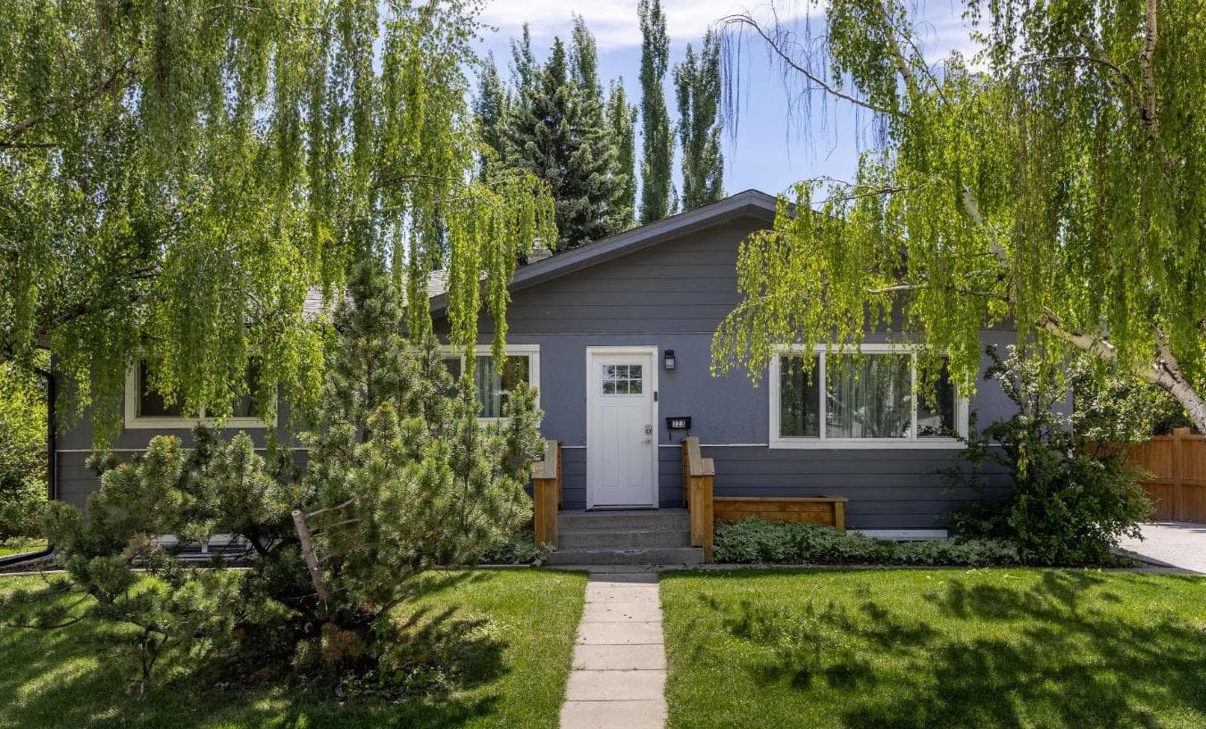 723 75 Avenue SW — photo 1