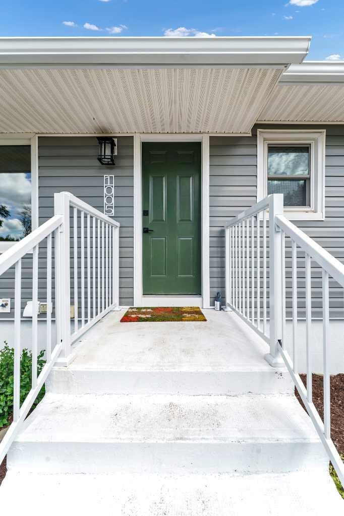 1005 Bullivant Crescent SW — photo 2