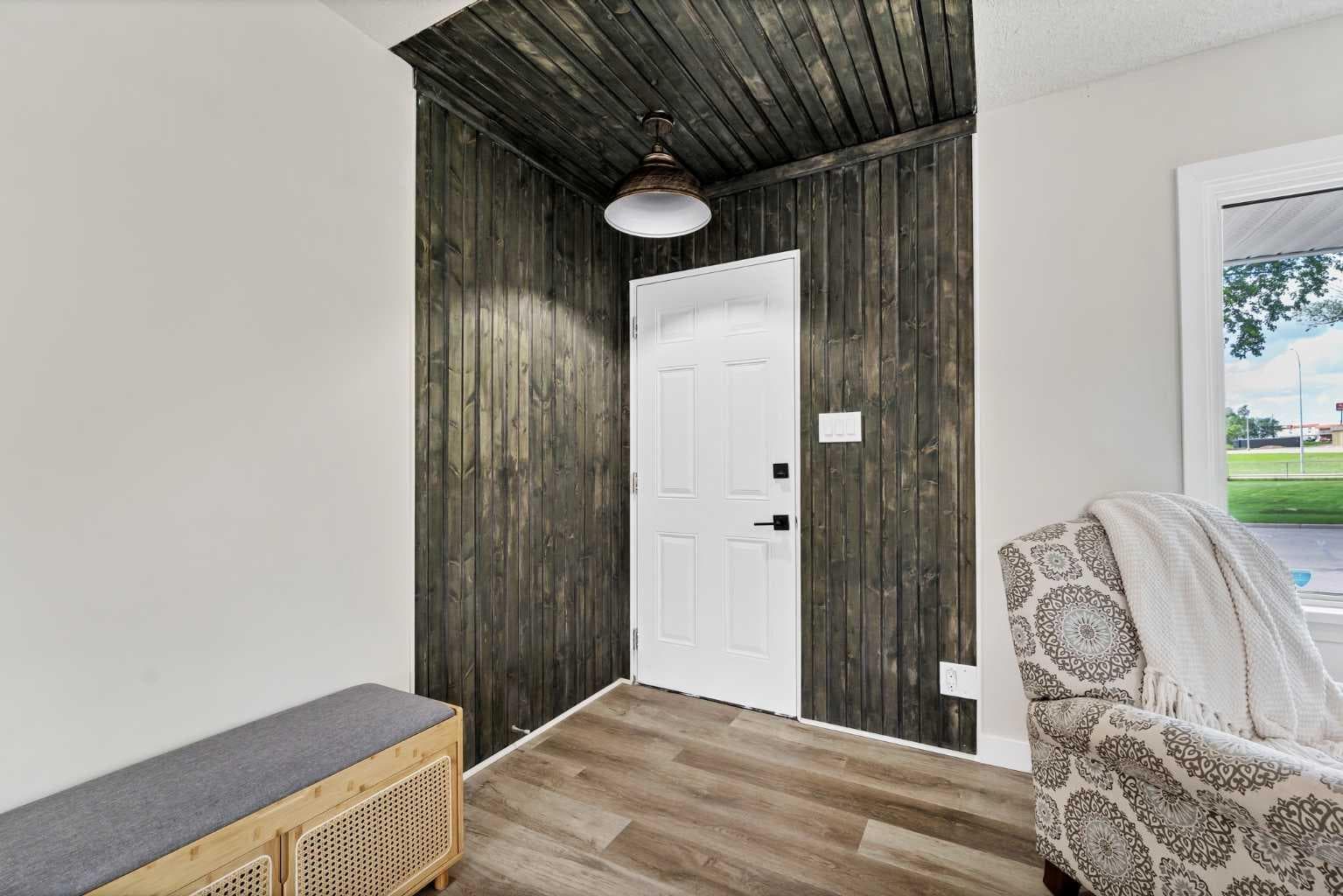 1005 Bullivant Crescent SW — photo 3