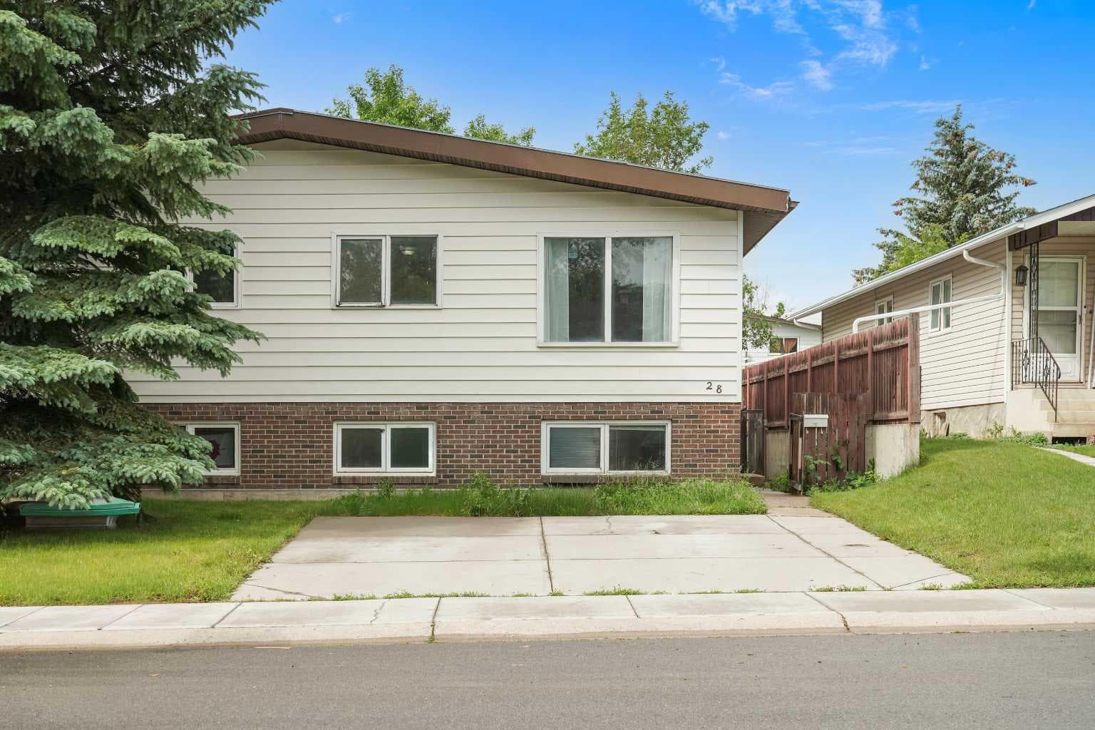 28 Cayuga Crescent W — photo 1