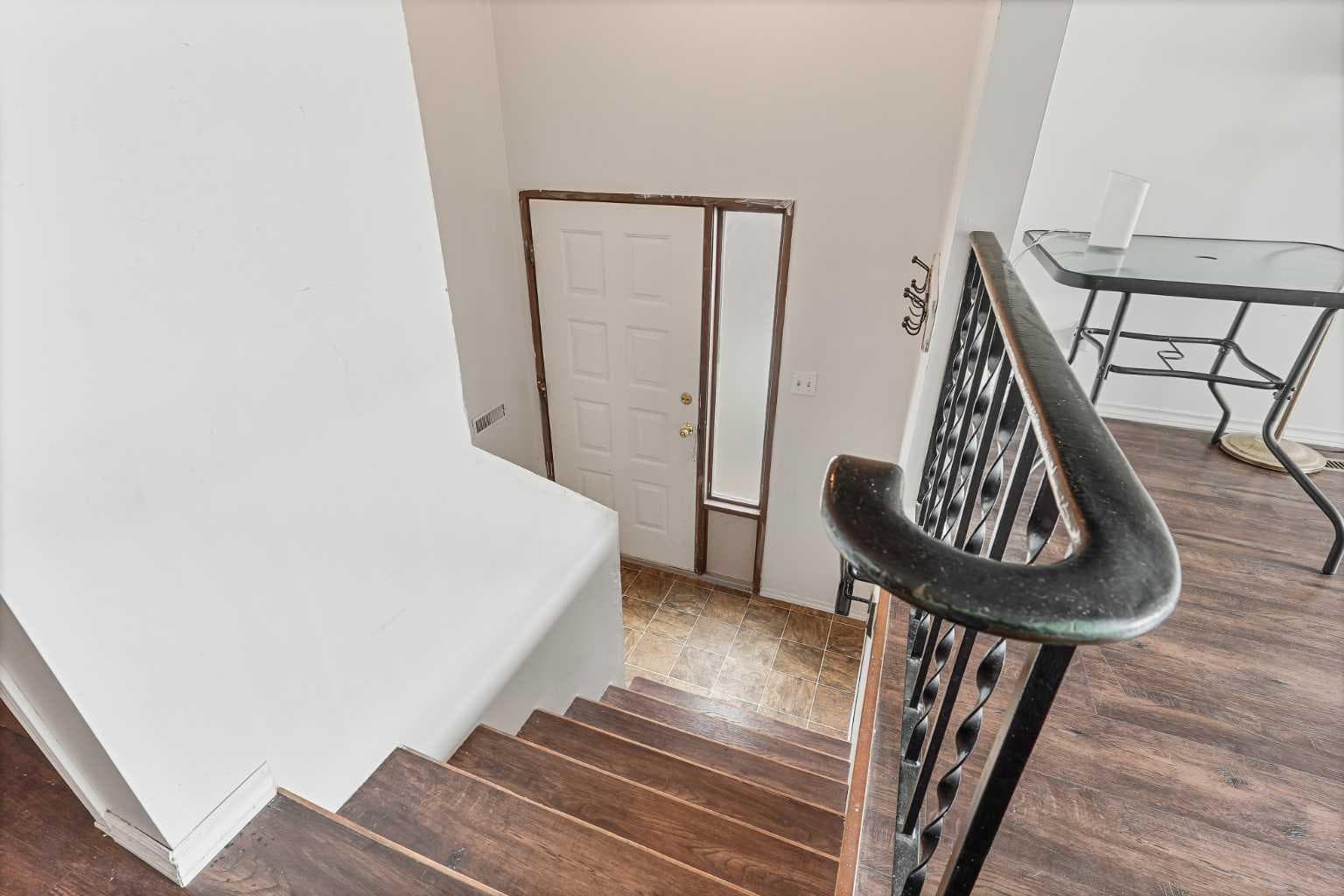28 Cayuga Crescent W — photo 2