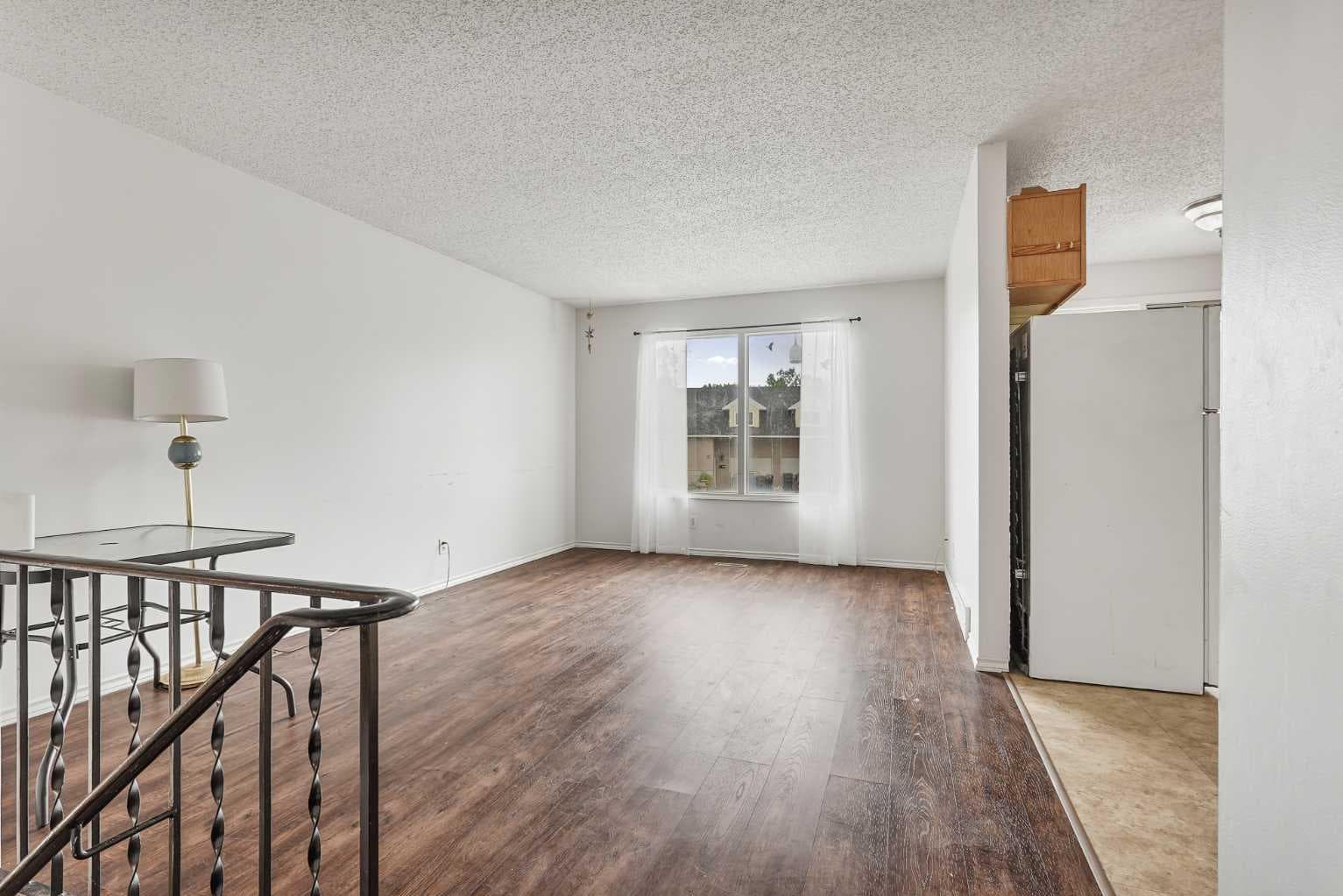 28 Cayuga Crescent W — photo 3