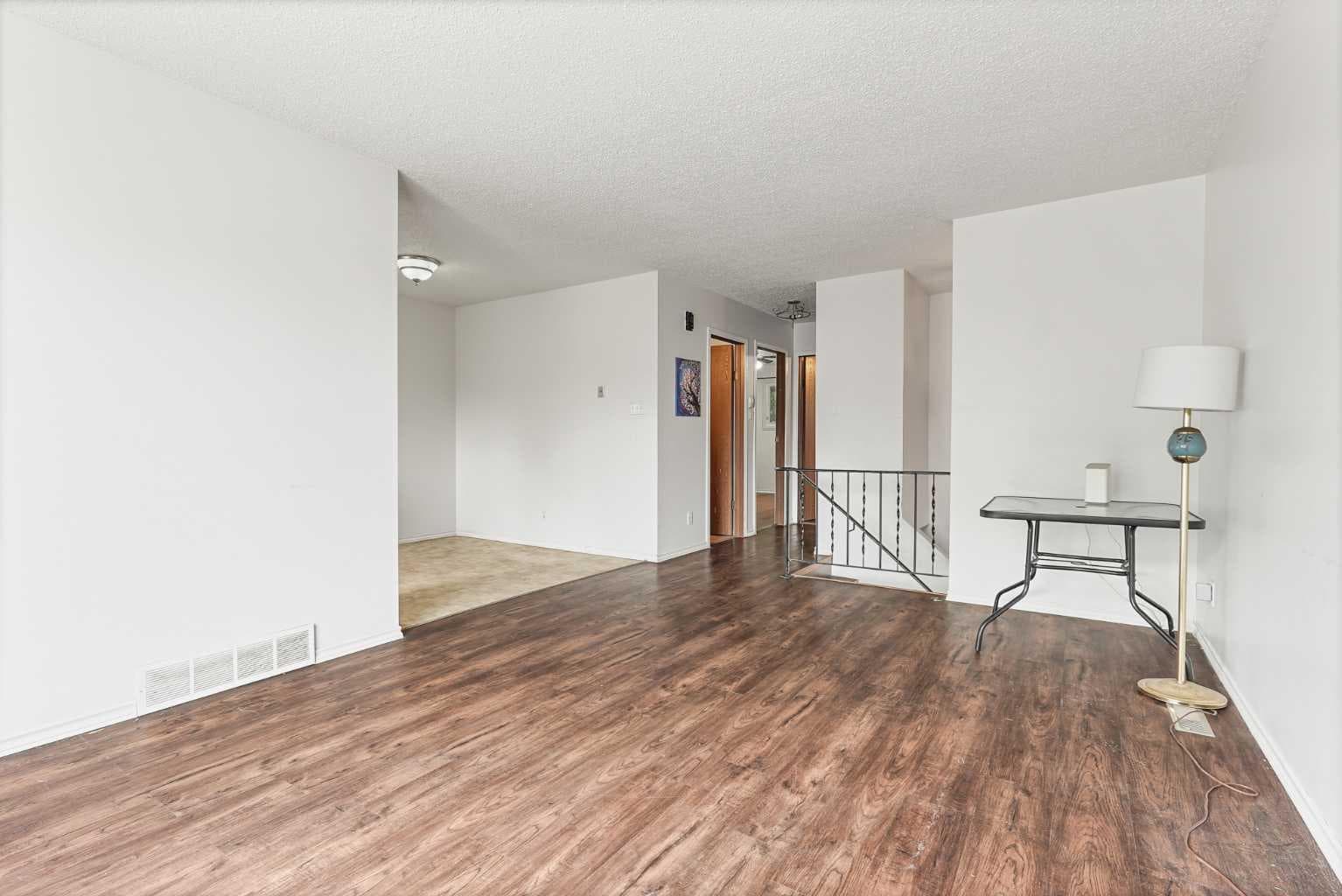 28 Cayuga Crescent W — photo 4