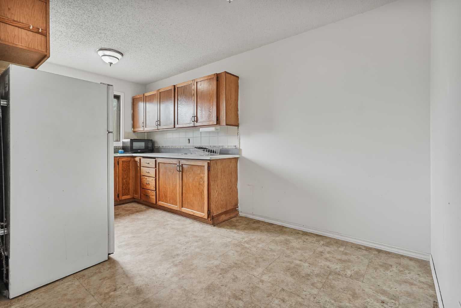 28 Cayuga Crescent W — photo 5