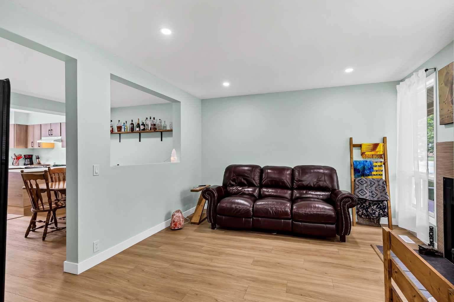 2187 Woodview Drive SW — photo 2