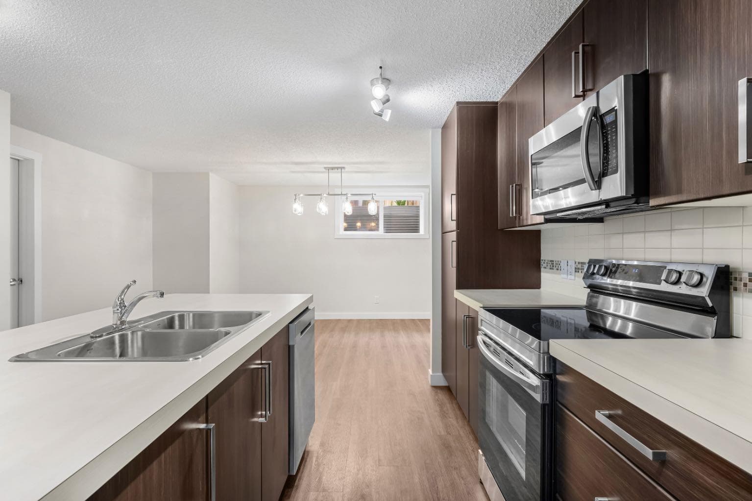 517 Mckenzie Towne Close SE — photo 2