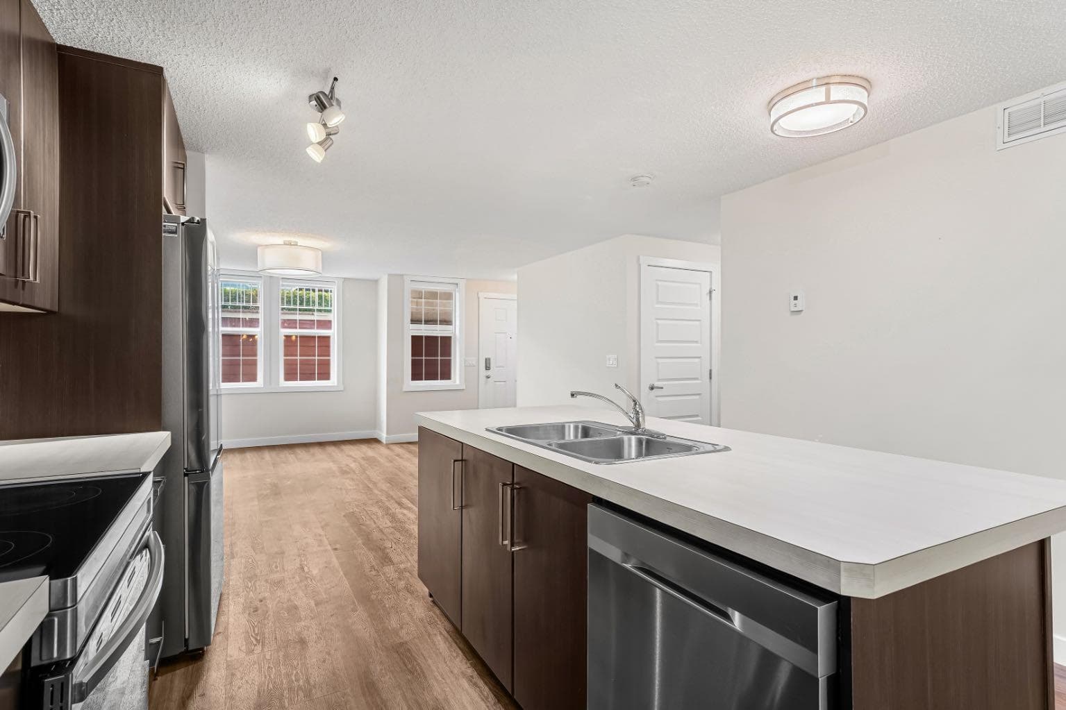 517 Mckenzie Towne Close SE — photo 4