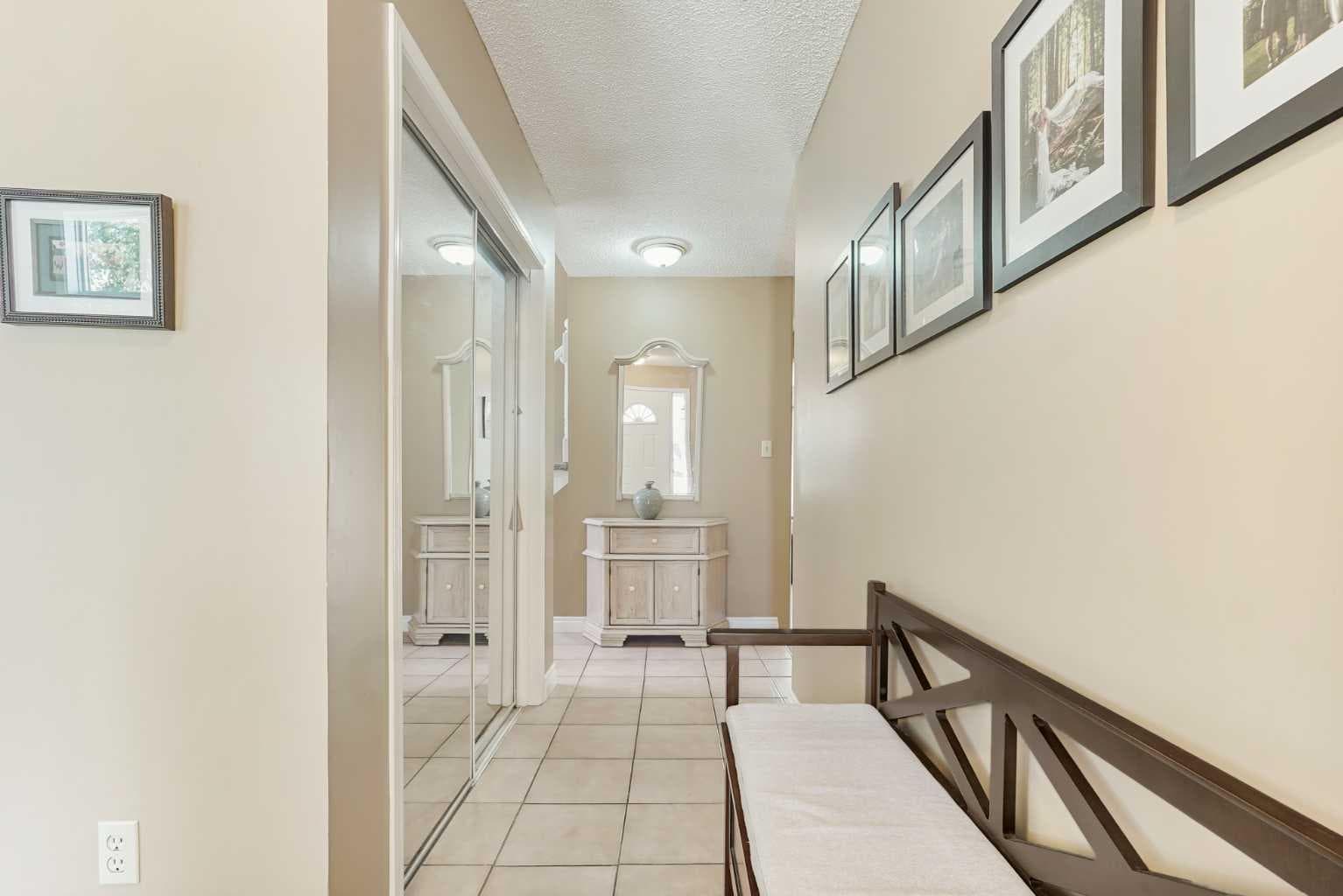 82 Sherwood Boulevard W — photo 3