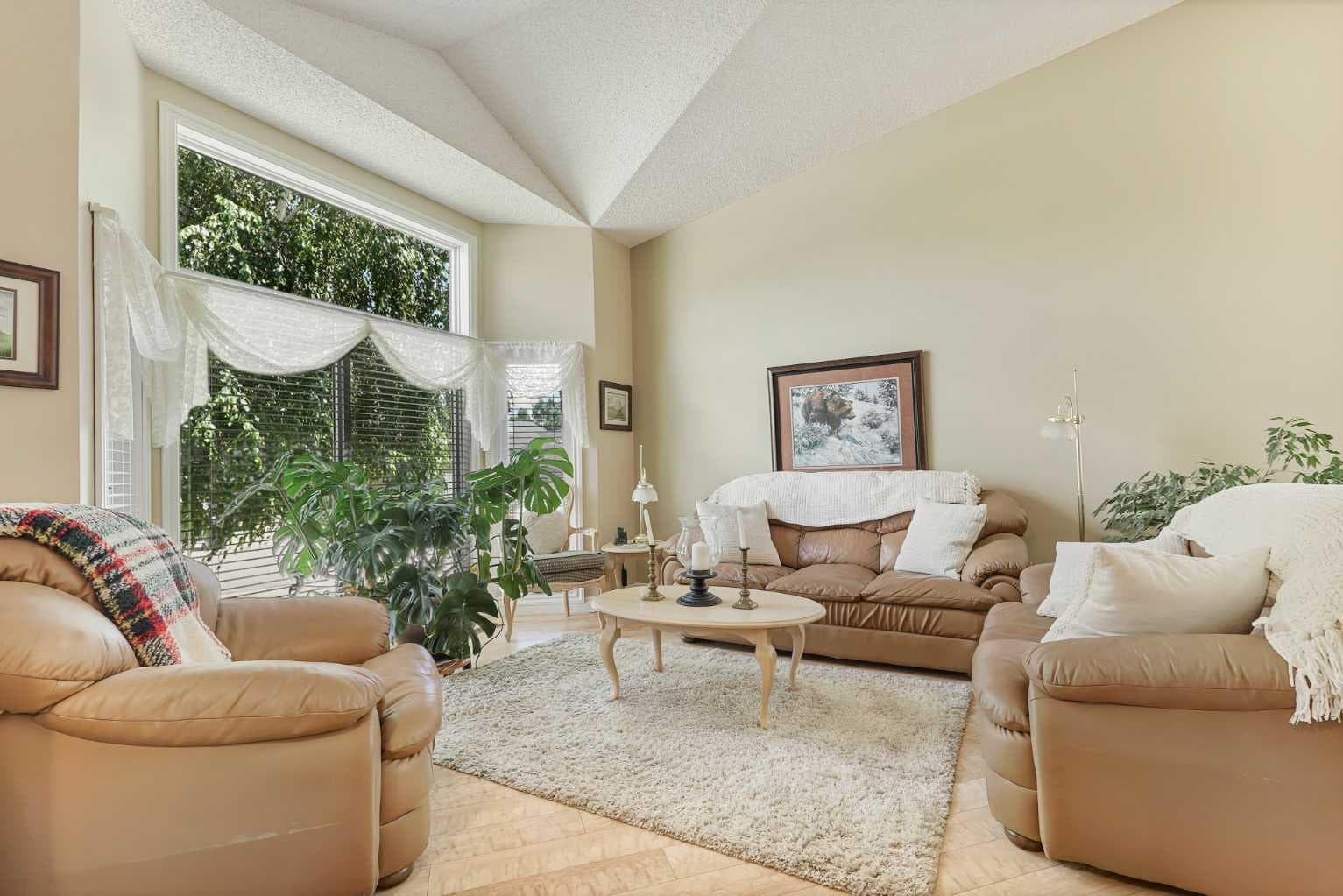82 Sherwood Boulevard W — photo 4