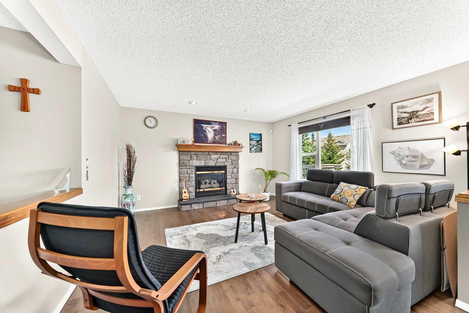 38 Royal Oak Grove NW — photo 3