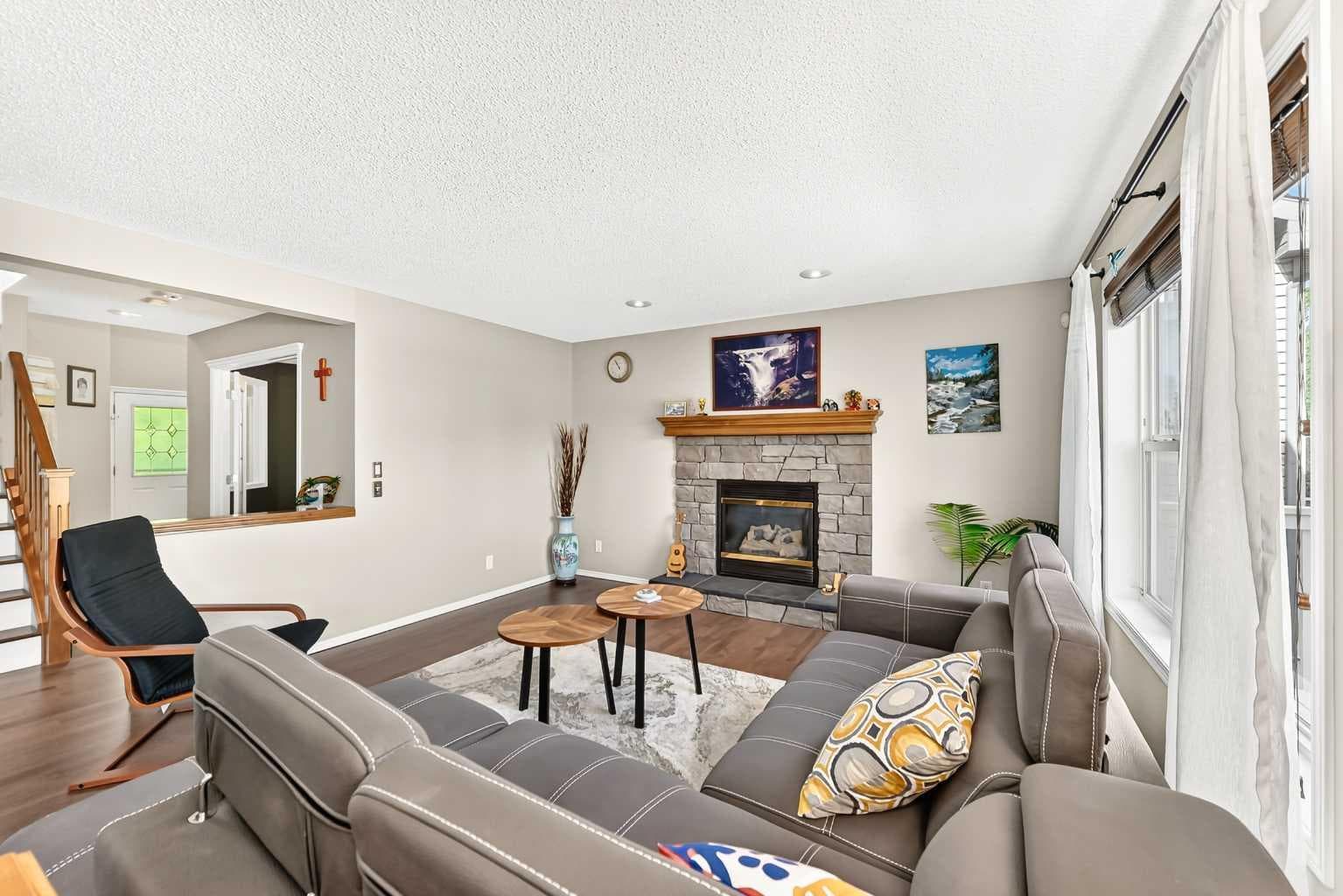 38 Royal Oak Grove NW — photo 4