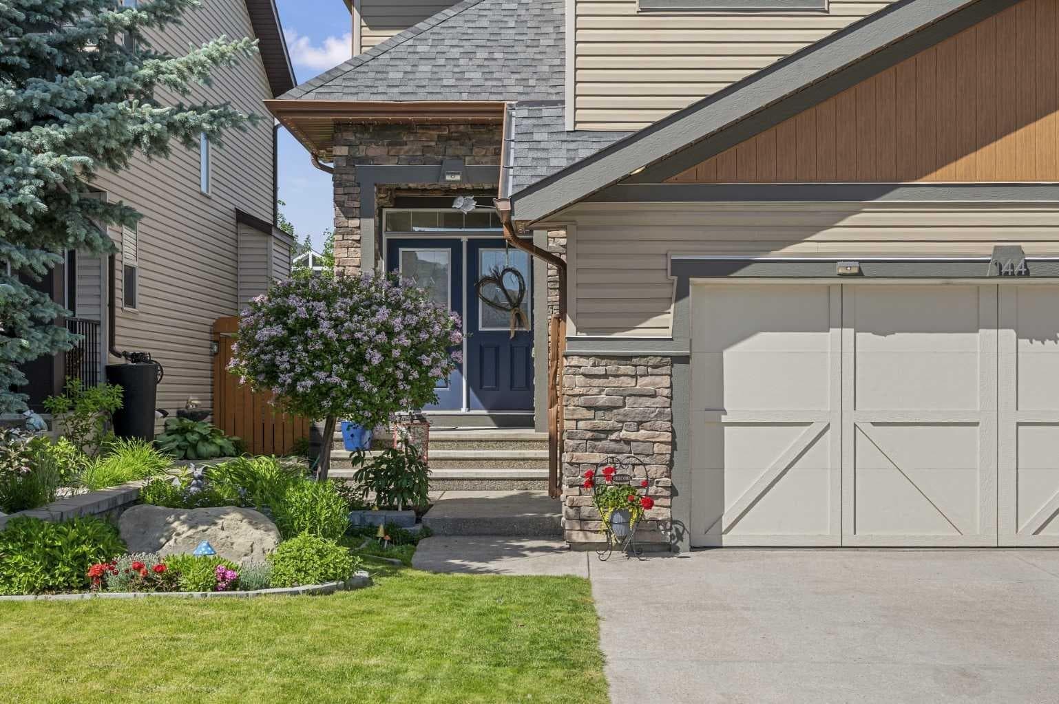 144 Silverado Skies Manor SW — photo 2