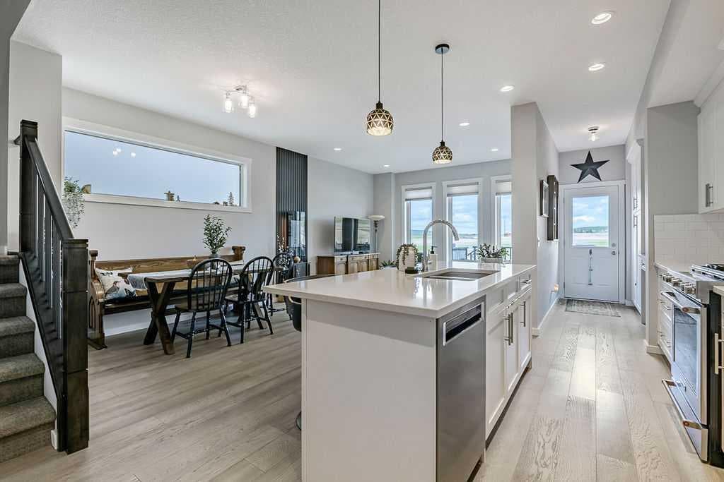 Semi Detached (Half Duplex) in Heritage Hills