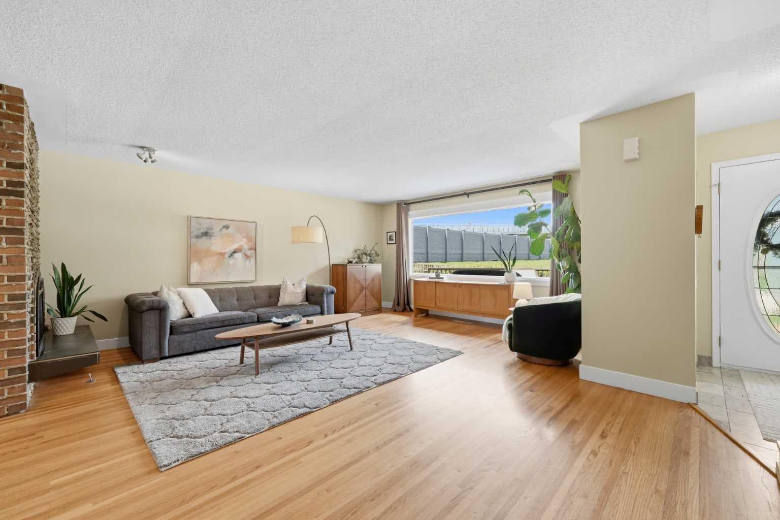 1439 90 Avenue SW — photo 5